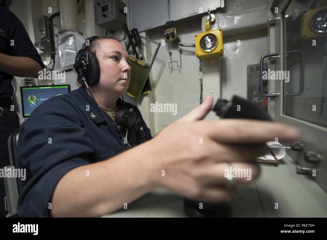 Karibik (27 Juli 2018) Feuer Controlman 2. Klasse Jessica vor Feuer Kontrollen auf die enge führt - in Weapon System während einer Live Fire Training an Bord der Whidbey Island-Class Dock Landung Schiff USS Gunston Hall (LSD 44). Das Schiff ist auf die Bereitstellung unterstützen, Südsee, das ist eine jährliche gemeinsame Bereitstellung in der US Southern Command Verantwortungsbereich, wo eine Aufgabengruppe bereitstellen werden eine Vielzahl von Übungen und multinationalen Austausch durchzuführen, die Interoperabilität zu verbessern, die regionale Stabilität zu erhöhen, und bauen und regionale Beziehungen mit Ländern t beibehalten Stockfoto