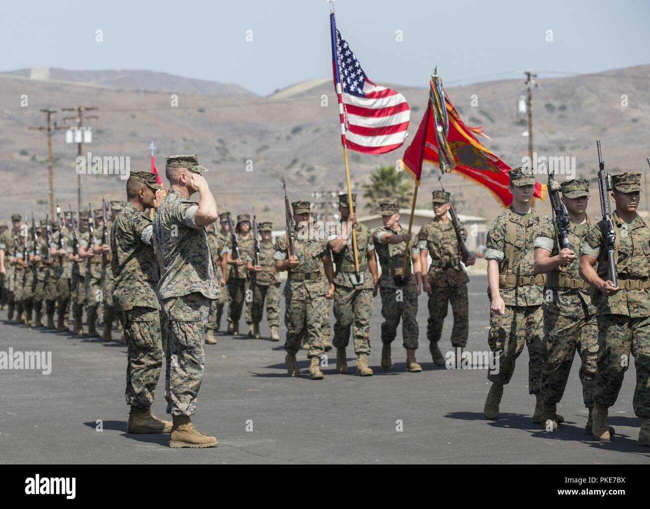 Us-Marines mit Sitz Bataillon, 1st Marine Division März in der Ausbildung bei einem Befehl Zeremonie an der Marine Corps Base Camp Pendleton, Calif., 27. Juli 2018. Die Zeremonie vertreten die Übertragung der Zuständigkeit, Befugnis und Verantwortlichkeit von Maj. Arun Shankar, der scheidende kommandierender Offizier der Hauptsitz Bataillon, 1st Marine Division, Oberst Christeon Griffin. Stockfoto