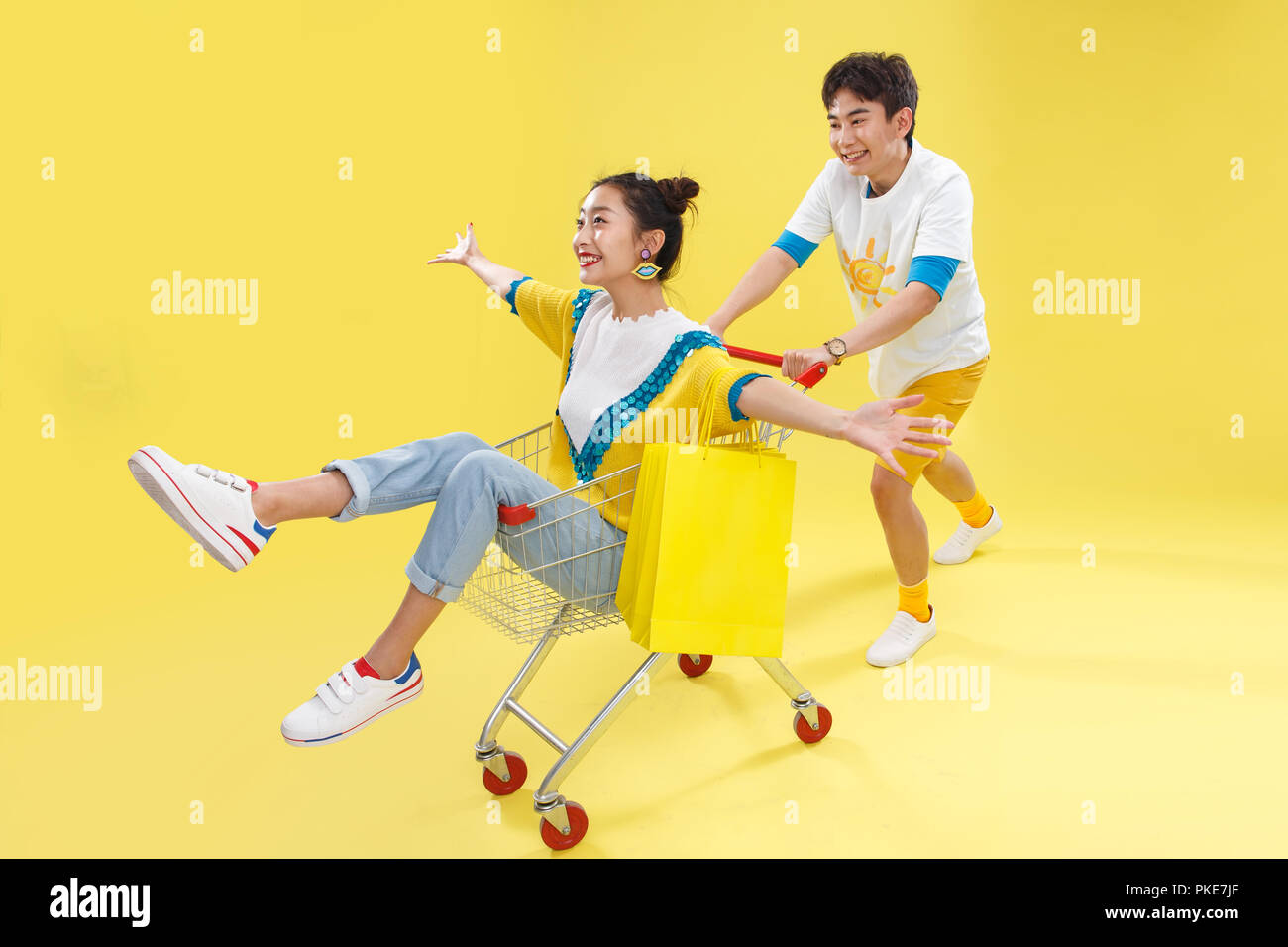 Junge Paare einkaufen Stockfoto