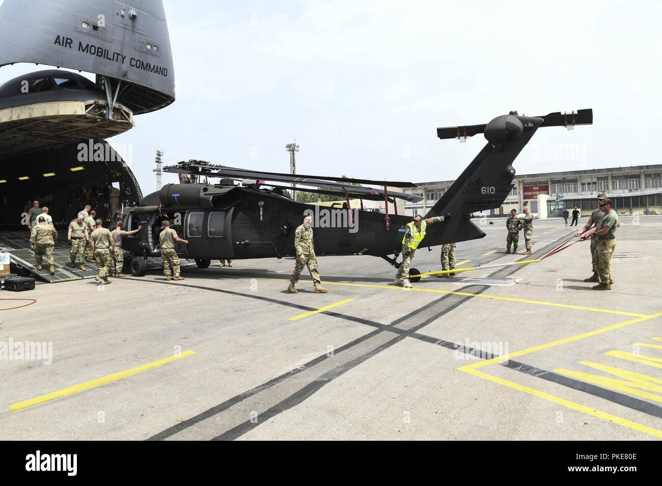 Aviation Wachposten mit 1-171 st Allgemeine Unterstützung Aviation Battalion, Georgien Army National Guard download fünf UH-60 Black Hawk Hubschraubern aus dem Bauch eines riesigen C-5 Galaxy Flugzeug Juli 27 in Tiflis, Georgien Unterstützung für übung Noble Partner zur Verfügung zu stellen. Edle Partner 2018 ist eine georgische Streitkräfte und US-Armee Europa kooperativ-led-übung in der vierten Iteration. Die Übung soll die Unterstützung und die Bereitschaft und die Interoperabilität von Georgia, USA verbessern und die teilnehmenden Nationen während eines multinationalen Ausbildung Betrieb. Diese Übung liefert Führungskräften auf allen Ebenen der Stockfoto