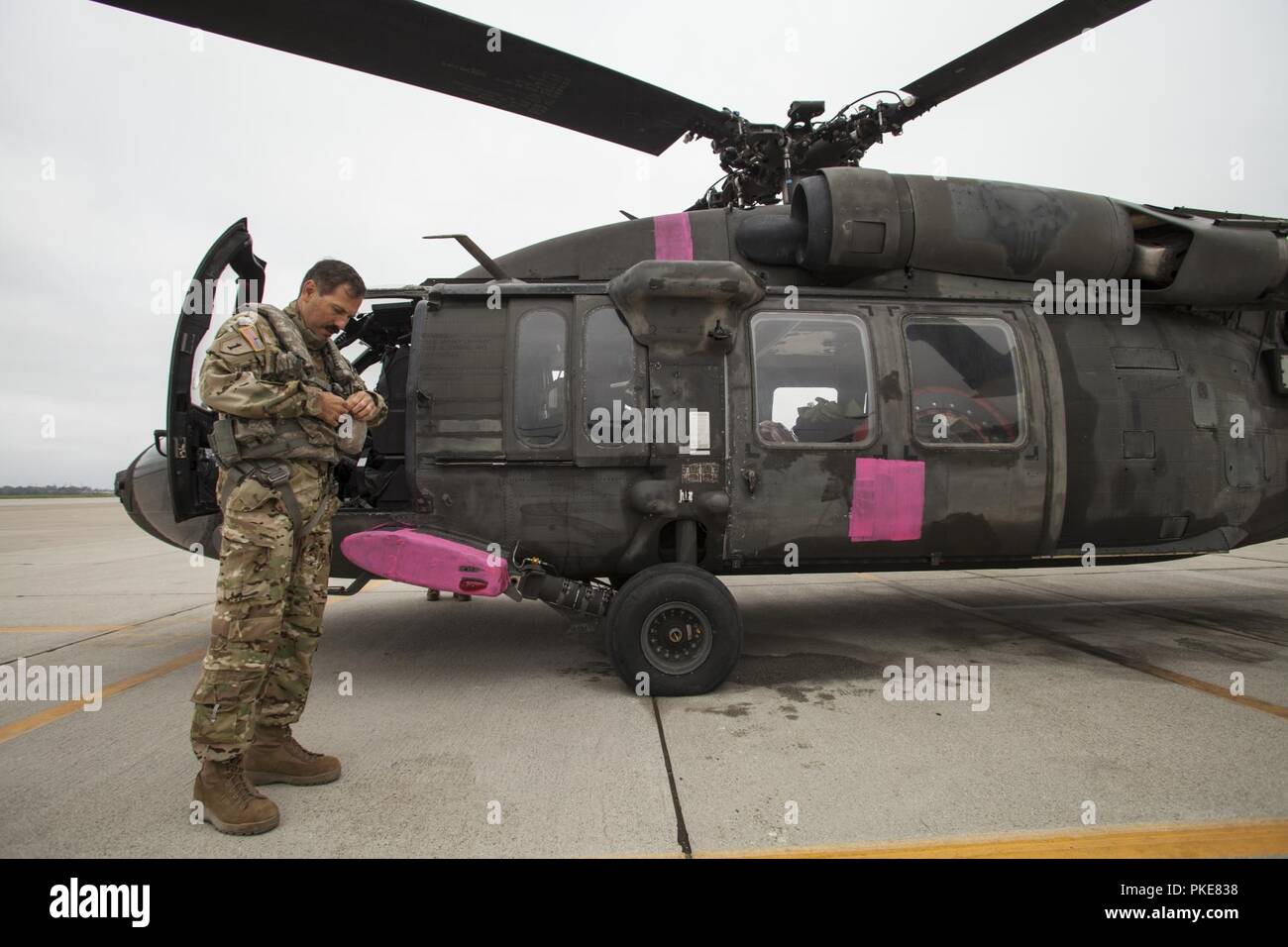 U.S. Army Chief Warrant Officer 5 Bruce Pulgencio des 40 Combat Aviation Brigade, Oklahoma Army National Guard, bereitet sich auf ein UH-60L Black Hawk Hubschrauber fliegen, Samstag, Juli 28, 2018, von der Gemeinsamen Kräfte, Los Alamitos, Kalifornien, nach Nordkalifornien nach Aktivierung der Brandbekämpfung im Land zu unterstützen. Pulgencio, ein pensionierter zivile Feuerwehrmann, fliegt die Brandbekämpfung Missionen für die Cal-Guard für 14 Jahre. Stockfoto