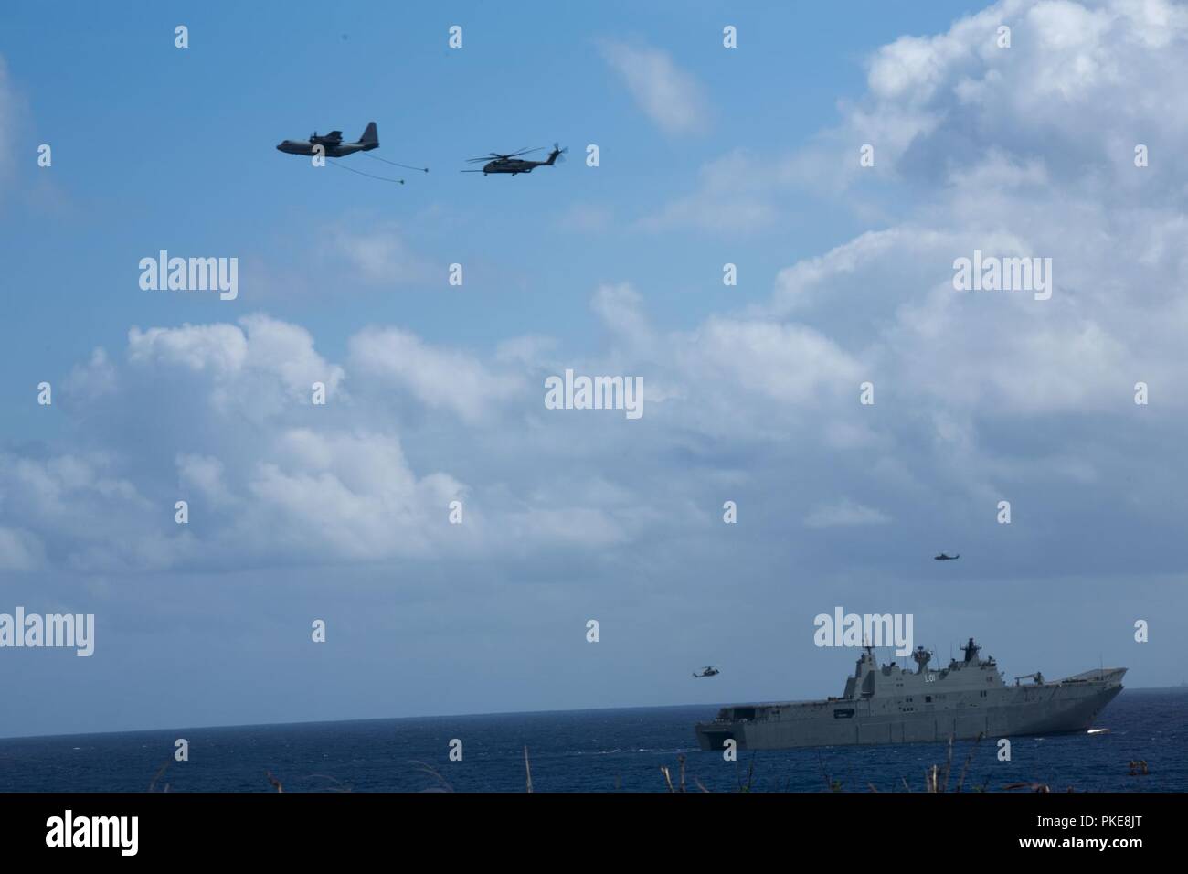 MARINE CORPS BASE HAWAII (29. Juli 2018) eine US Marine Corps Super C-130J Hercules Flugzeuge bereitet ein CH-53E Super Stallion Hubschrauber während einer amphibischen Landung Demonstration als Teil der Felge des Pazifiks (Rimpac) Übung auf der Marine Corps Base Hawaii Juli 29, 2018 zu tanken. RIMPAC bietet hochwertige Ausbildung für Aufgabe organisiert, leistungsfähigen Marine Air-Ground Task Force und erhöht die kritische Reaktion auf Krisen Fähigkeit der US-Marines im Pazifik. 25 Nationen, 46 Schiffe, 5 U-Boote, über 200 Flugzeuge, und 25.000 Mitarbeiter beteiligen sich an Rimpac ab Juni 27 zu einer Stockfoto