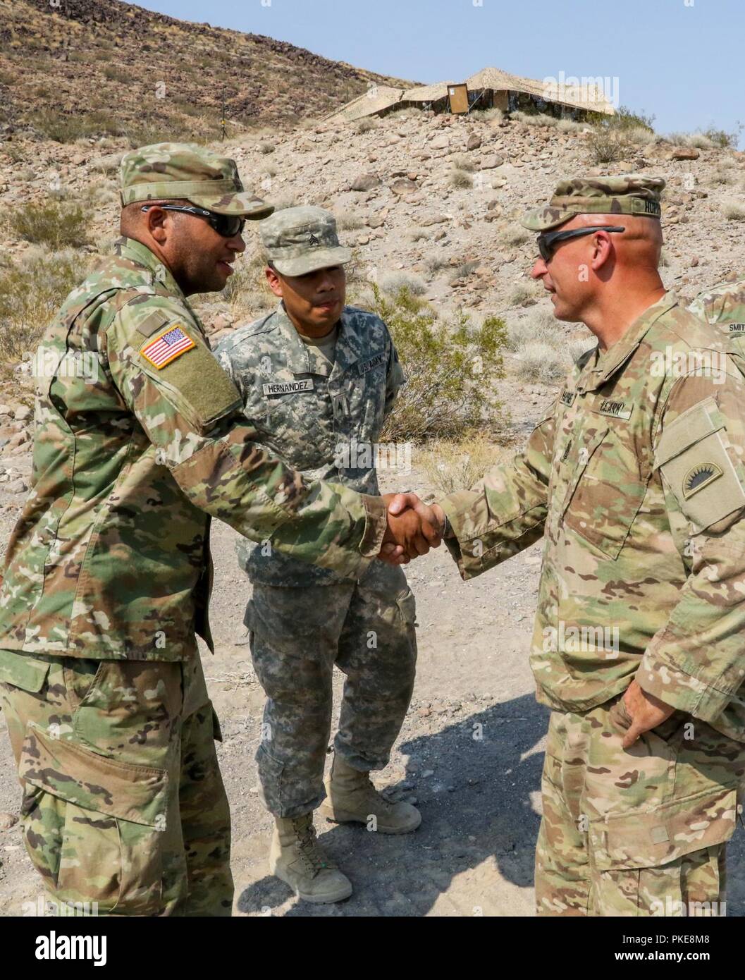 41St Infantry Brigade Combat Team's Command Sgt. Maj. Bradley Huppunen grüßt Köche mit 2Nd Battalion, 218 Field Artillery Juli 27, 2018 Während ein Feld Training als exportierbar Combat Training (XCTC) in Fort Irwin, Kalifornien bekannt. Die Übung ist ein radlager Brigade Feld Training konzipiert Platoon Kenntnisse über die Feuerwehr in Abstimmung mit der ersten Armee zu zertifizieren. "Diese Übung hält unsere Einheiten ausgebildet und bereit für Missionen und baut auf der Ausbildung des Brigade aus dem letzten Jahr Warfighter Übung", sagte Oberst Eric Riley, der Kommandant der 41 s Stockfoto