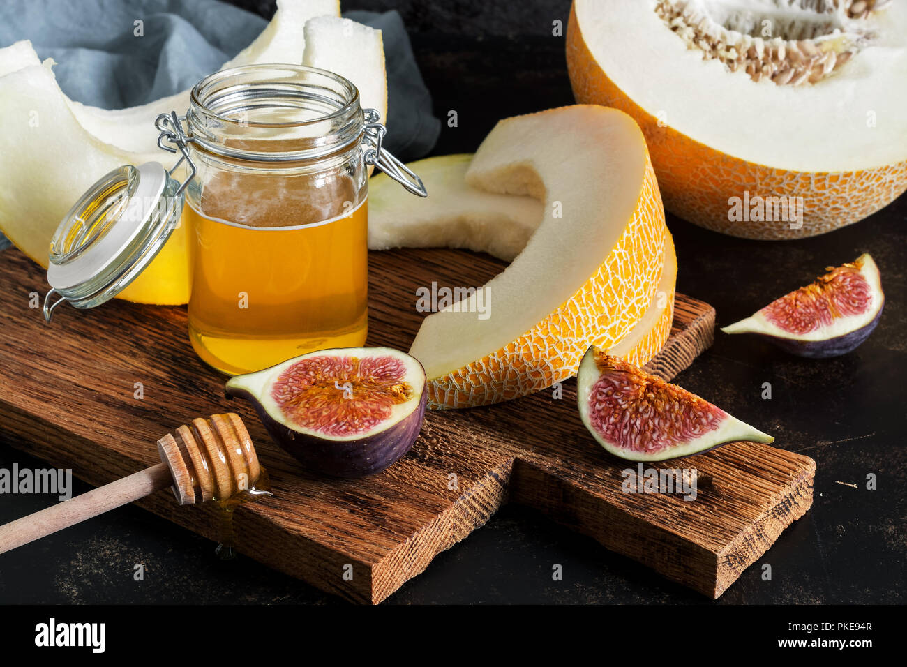 Frische Melone, Honig und Feigen. Obst Snack. selektive Fokus Stockfoto