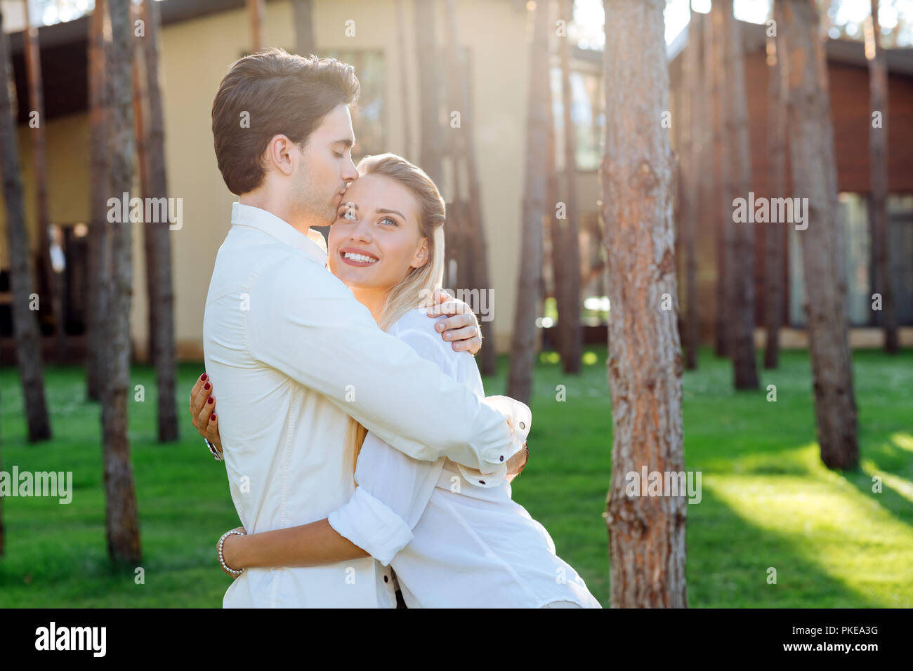 Schön fürsorglichen Ehemann seiner geliebten Frau umarmen Stockfoto