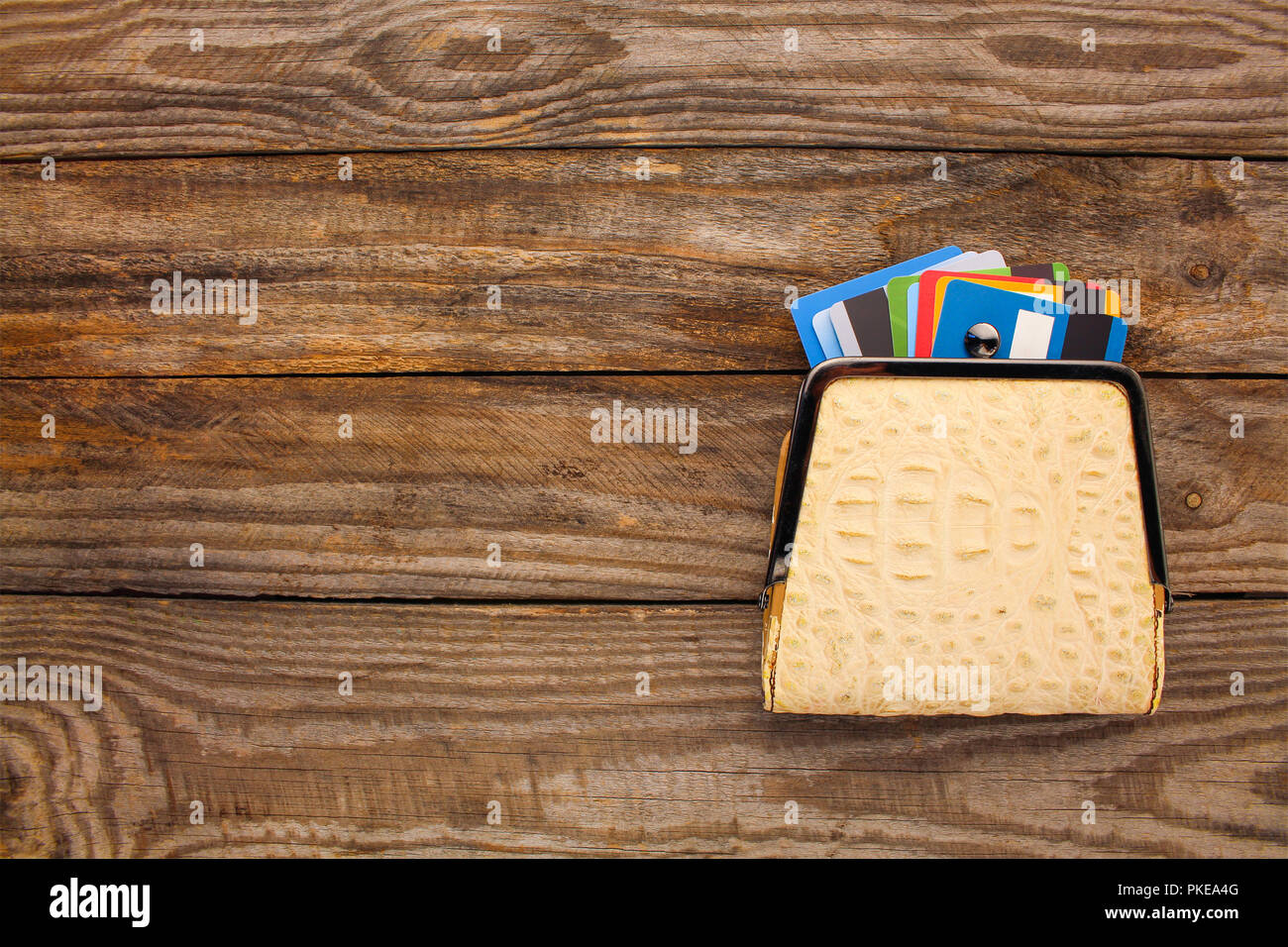 Kreditkarte in der Brieftasche auf Holz- Hintergrund. Ansicht von oben. Stockfoto