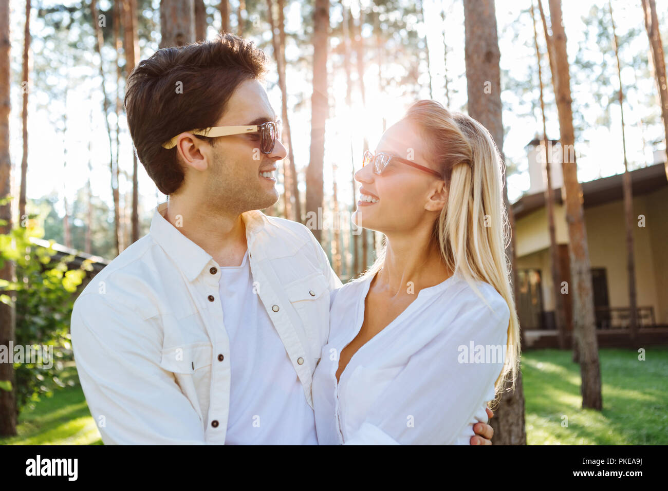 Nettes Paar an jedem anderen Suchen begeistert Stockfoto