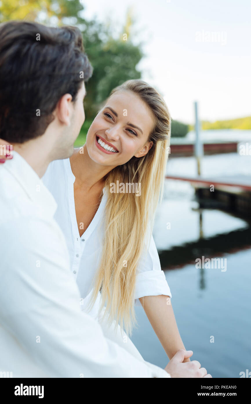 Fröhliche junge Frau lächelnd zu ihrem Mann Stockfoto