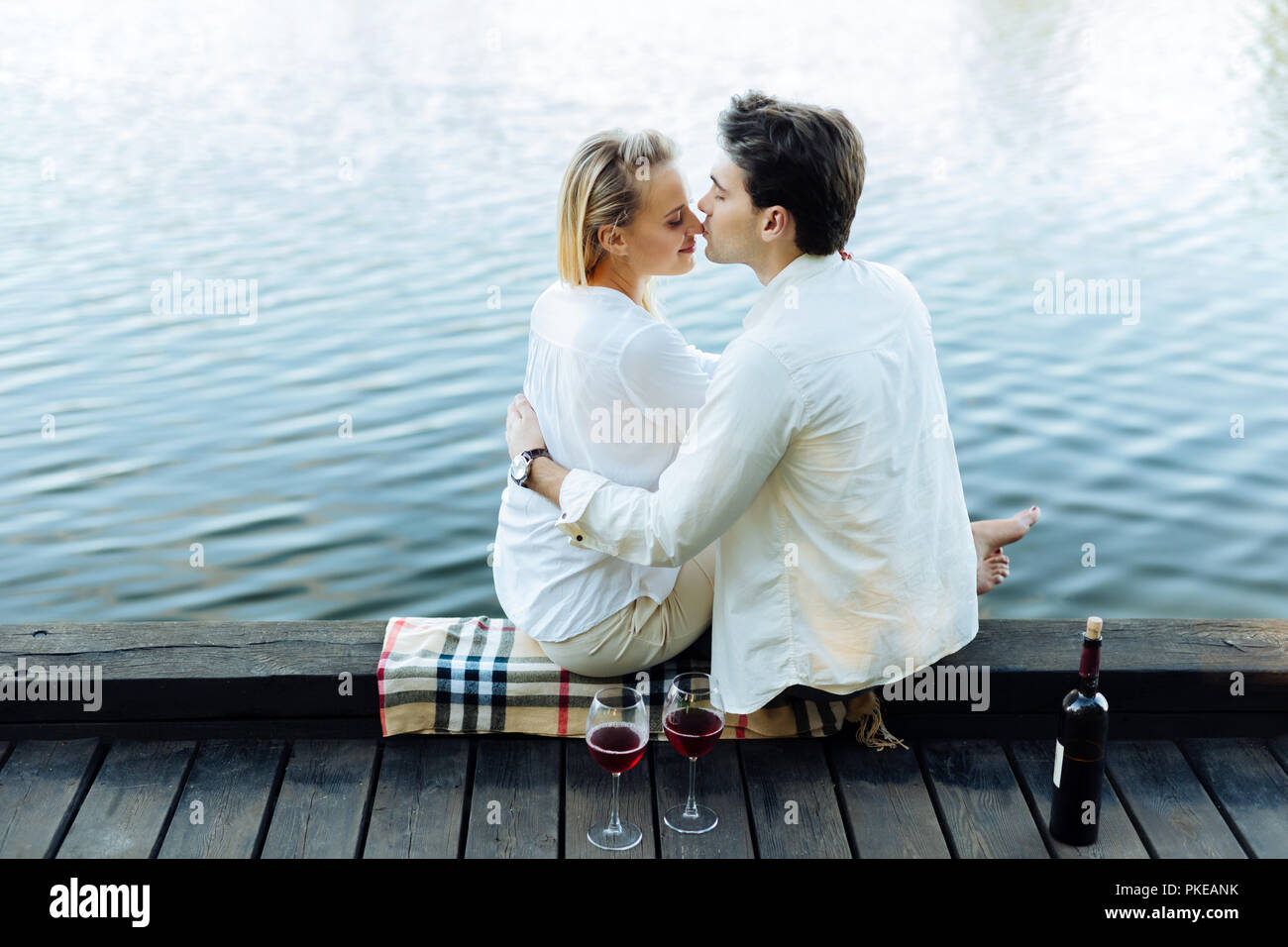 Angenehm schöner Mann, der seine Frau zu küssen. Stockfoto