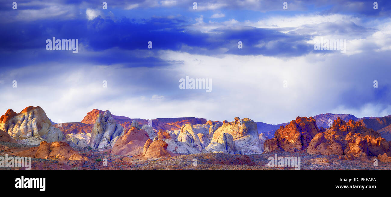 Geheftete panorama Composite der weißen Kuppeln Trail mit Sandstein Felsformationen, Valley of Fire State Park, Nevada, Vereinigte Staaten von Amerika Stockfoto