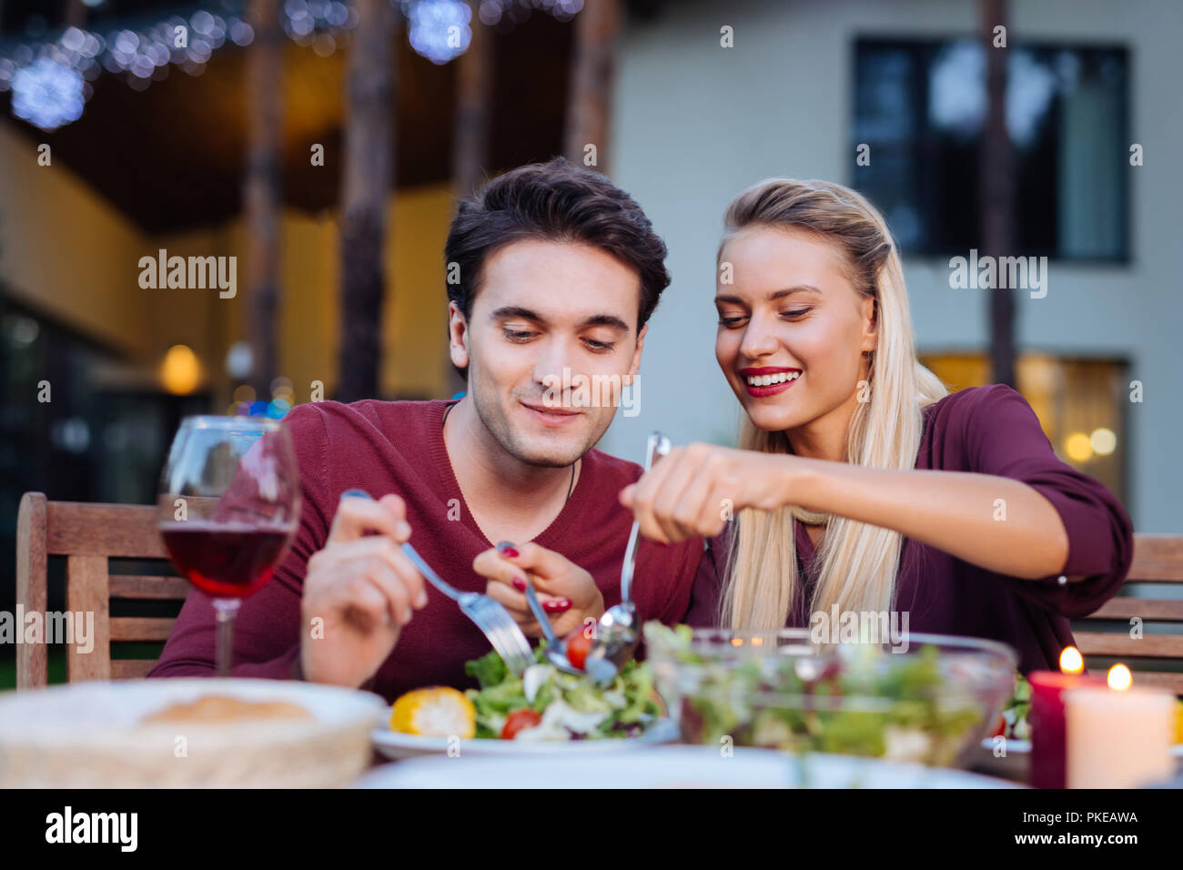 Positive gerne nettes Paar versuchen, Salat Stockfoto