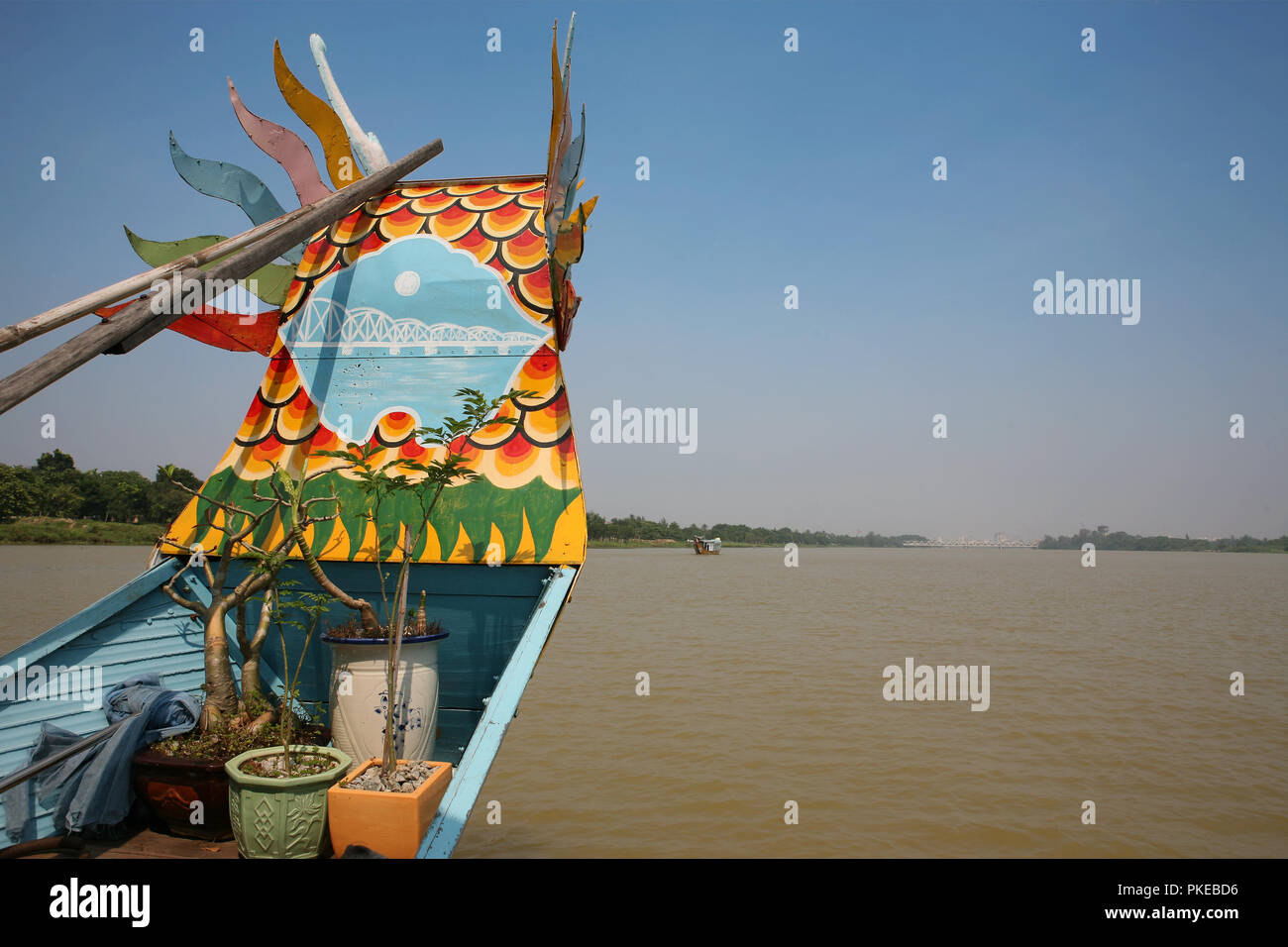 Bug eines touristischen Drachenboot auf dem Parfüm-fluss (sông Hương oder Hương Giang), Hue, Vietnam Stockfoto