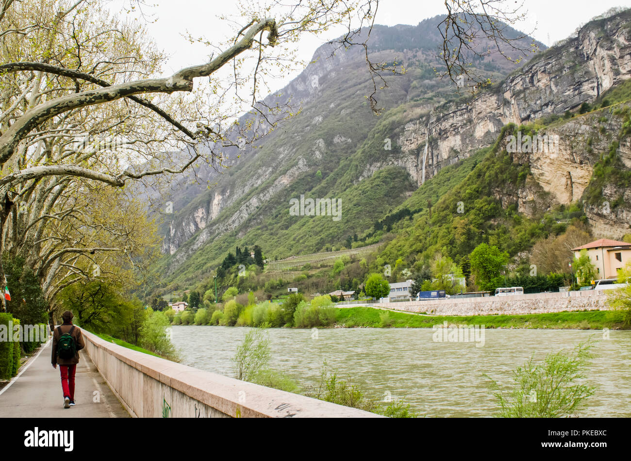 Blick auf die Etsch mit Fußweg und einen Mann zu Fuß; Trento, Trentino, Italien Stockfoto