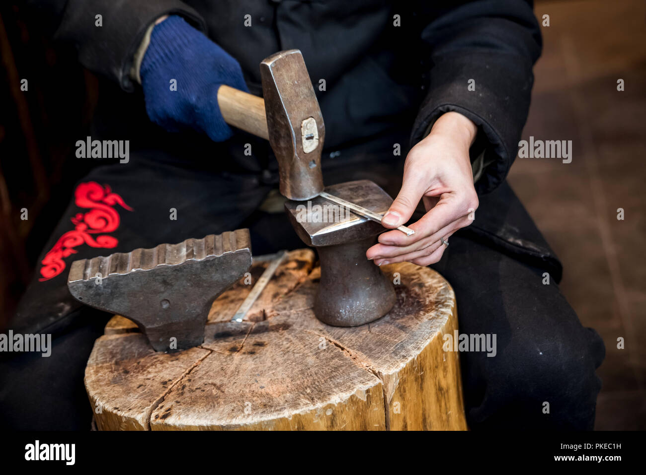 Schmuck Handwerker in Nanluoguxiang Hutong, Dongcheng District, Beijing, China Stockfoto
