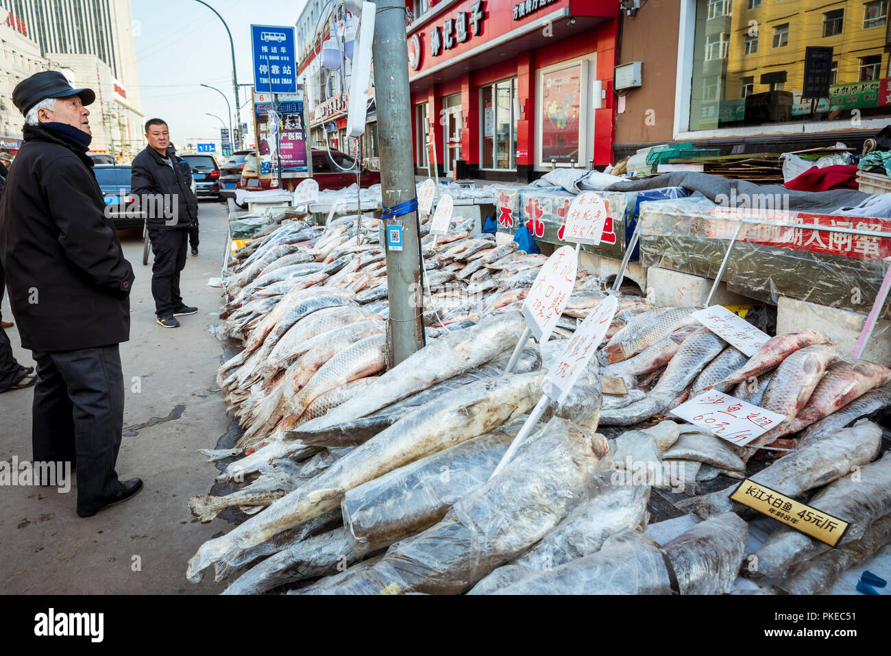 Fisch, der für den Verkauf in einem Street Market; Datong, China Stockfoto