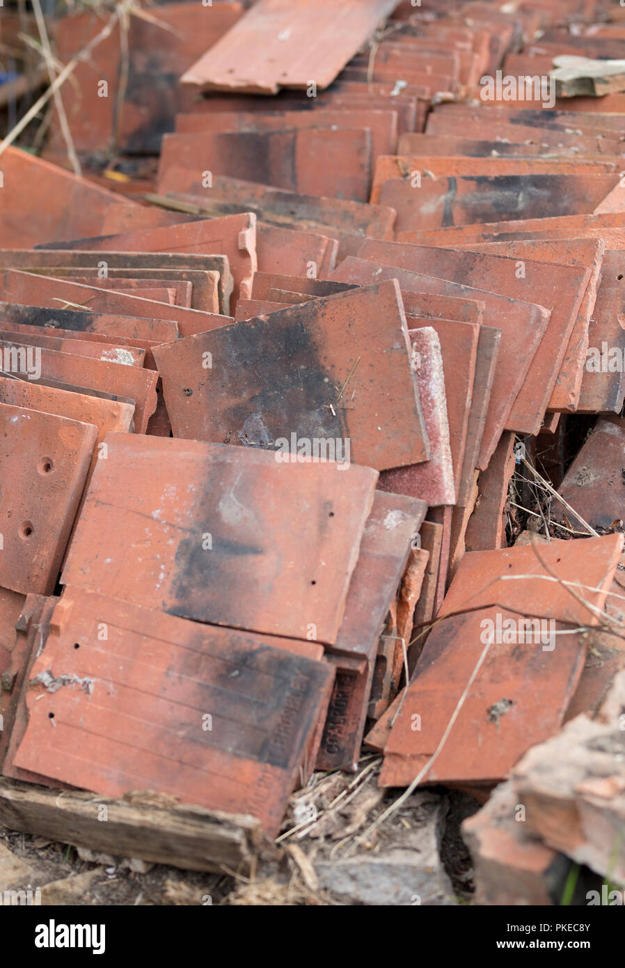 Stapel alte Tonziegel, West Sussex, Großbritannien 2018 Stockfoto