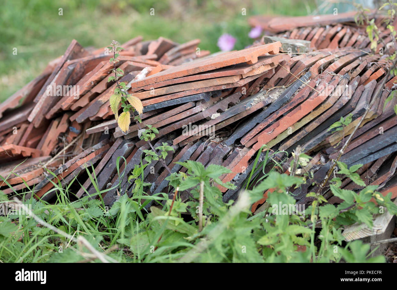 Stapel alte Tonziegel, West Sussex, Großbritannien 2018 Stockfoto