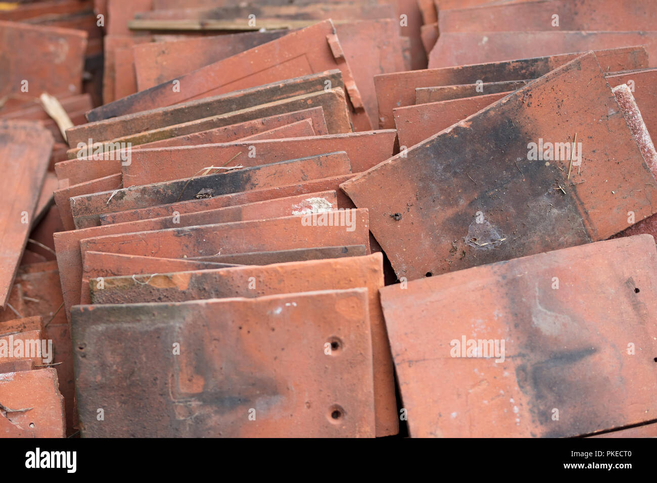 Stapel alte Tonziegel, West Sussex, Großbritannien 2018 Stockfoto