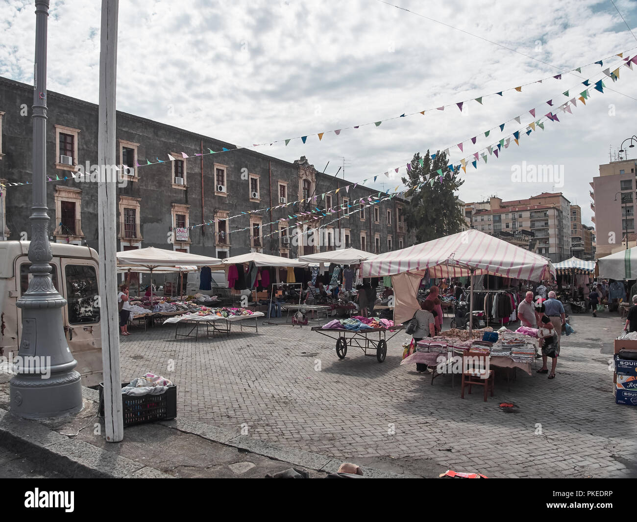 Catania, Italien - 22. August 2018: Aufnahme des o Die traditionelle "fera" Luni", eine wöchentliche road Open Market, wo man Lebensmittel, Getränke kaufen kann, Dressing und Stockfoto