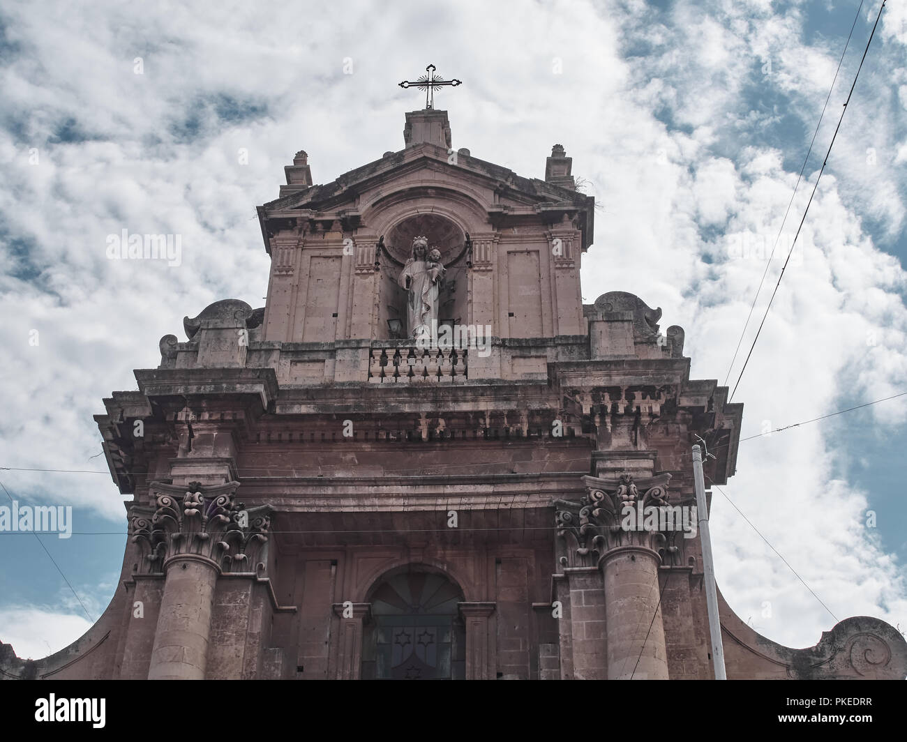 Schoß der Kirche Santuario del Carmine in einem Sommer sonnigen Tag. Catania, Sizilien Stockfoto