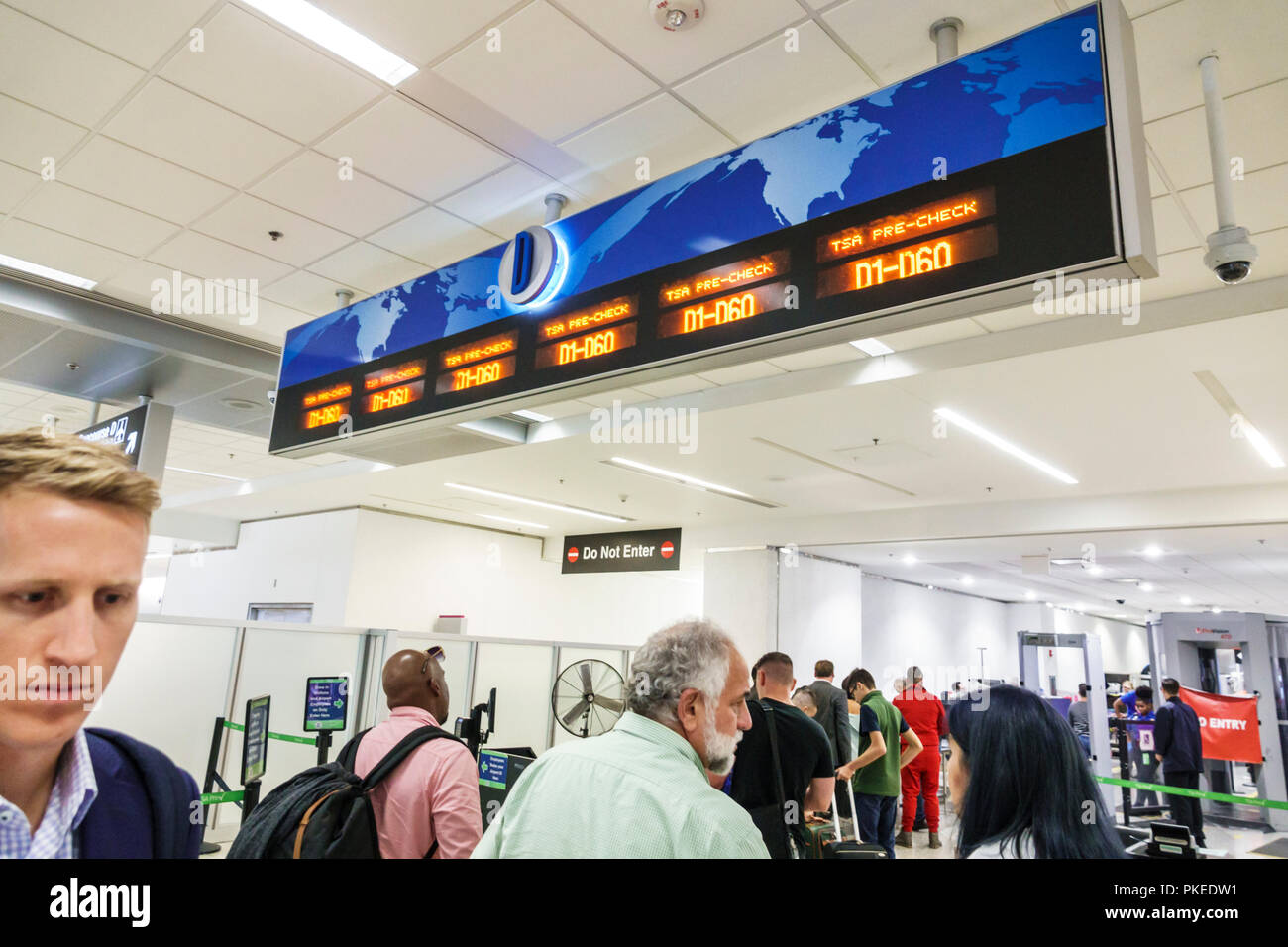 Miami Florida, Internationaler Flughafen MIA, Terminal Gate, TSA Pre-Check, Department of Homeland Security, Screening Area, Line, Schlange, Erwachsene Erwachsene Männer mal Stockfoto