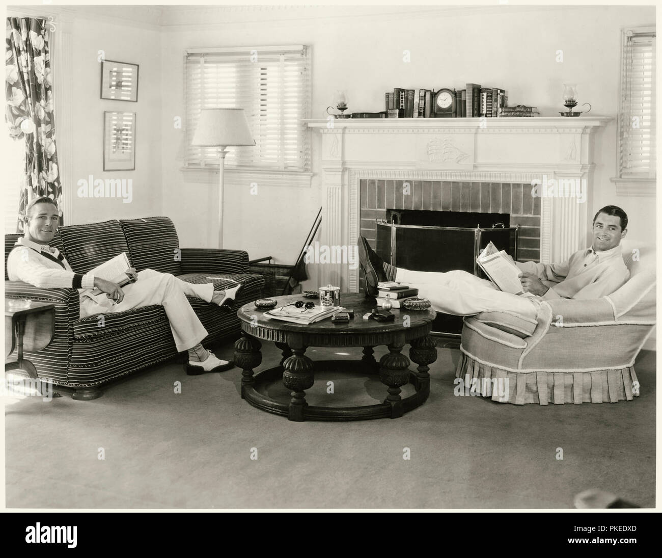 Cary Grant und Randolph Scott entspannen in Ihrem Haus bekannt als "Bachelor" in Santa Monica, Kalifornien, die Sie gekauft und für 12 Jahre nach dem Treffen auf dem Set von heissen Samstag geteilt (1932). Stockfoto