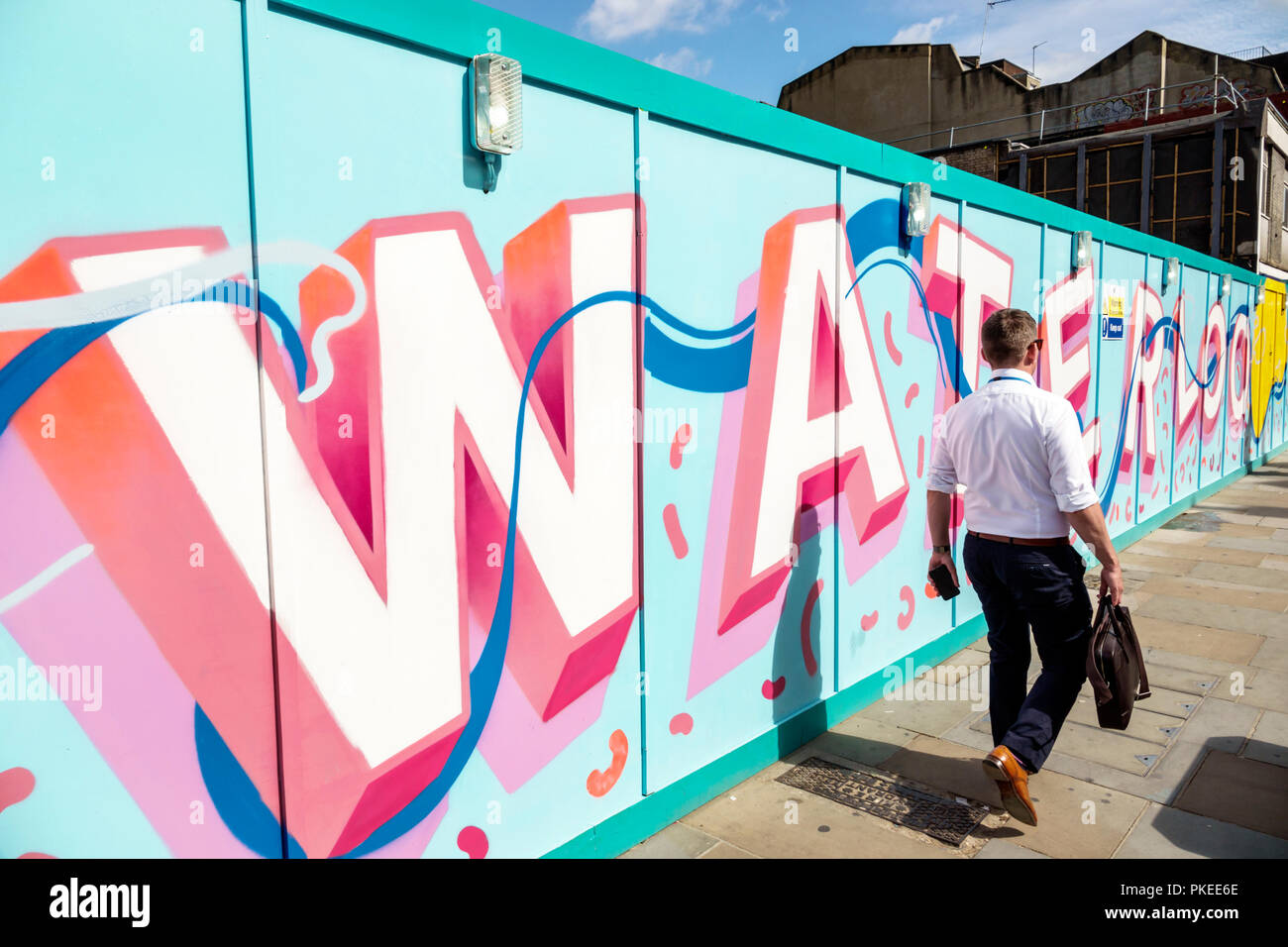London England, Großbritannien, South Bank, Waterloo, Lower Marsh, Wandgemälde, Mann Männer männlich, Arbeiter, Geschäftskleidung, Wandern, Großbritannien GB Englisch Europa, UK180814039 Stockfoto