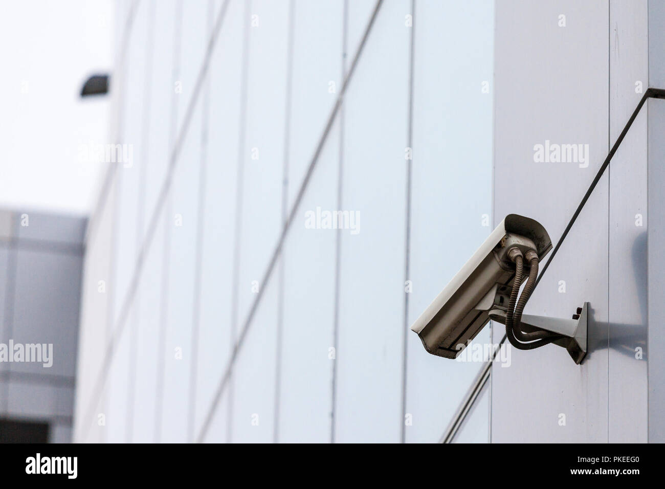 CCTV-Überwachung und Sicherheit Kamera beobachten und Schützen von außen ein modernes Geschäftshaus Bild eines CCTV-Kamera, altes Design, se Stockfoto
