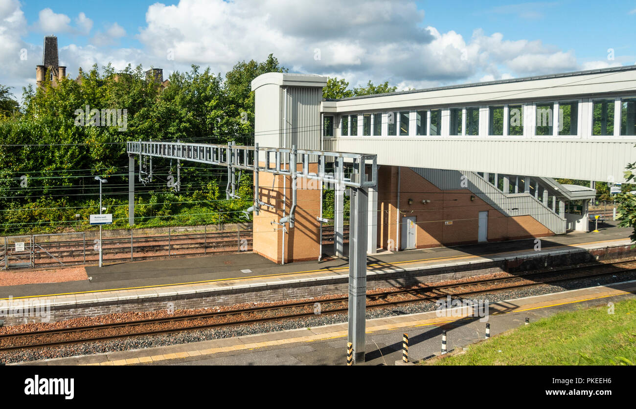 Fluggastbrücke über Bahnstrecken in Motherwell Bahnhof,Lanarksihire, Schottland, Großbritannien Stockfoto