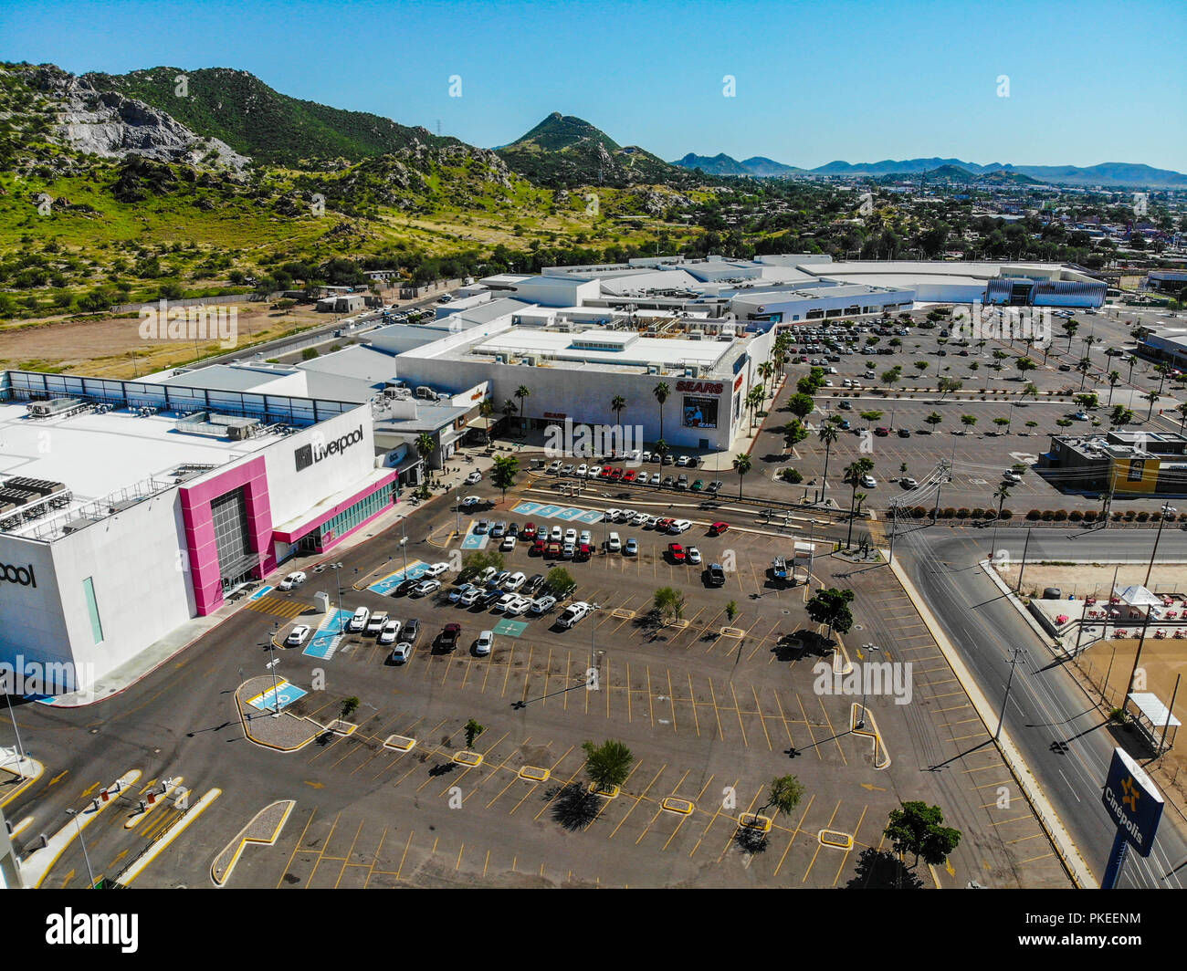 Urbano, Paisaje paisaje de la Ciudad de Hermosillo, Sonora, Mexiko. Estacionamiento de Autos y Centro Comercial Galerias Mall. Casino Central. Sears. Stockfoto