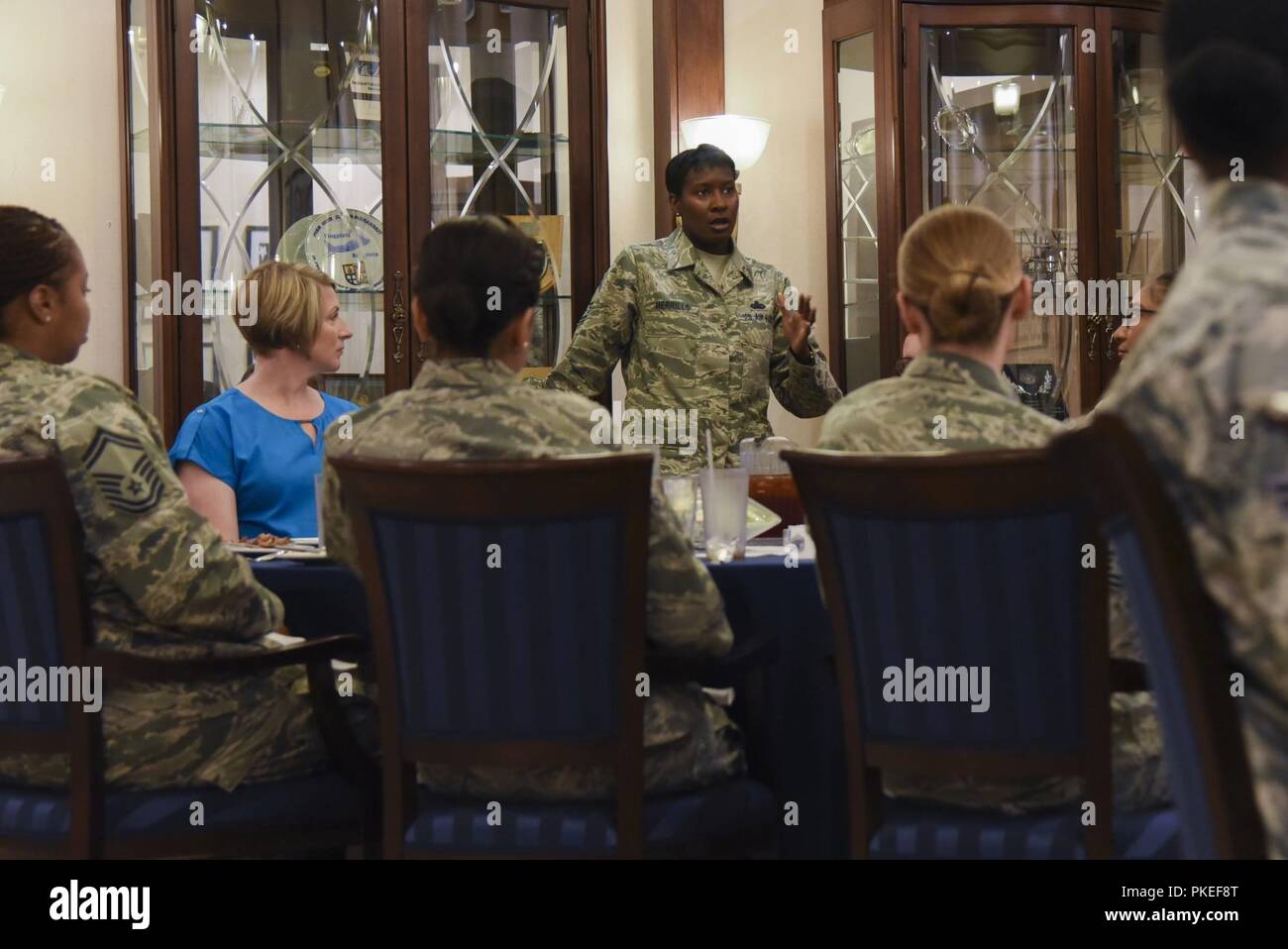 Senior Master Sgt. Cindy Merrills, Luftwaffe Installation und Mission Support Center Materials Management Functional Manager, stellt sich als ein "Let's Connect" Leitung während eines Treffens im Officers Club auf der Air Base Ramstein, Deutschland, 26. Juli 2018. "Let's Connect" ist ein mentorship und Entwicklung Forum auf der Air Base Ramstein. Stockfoto