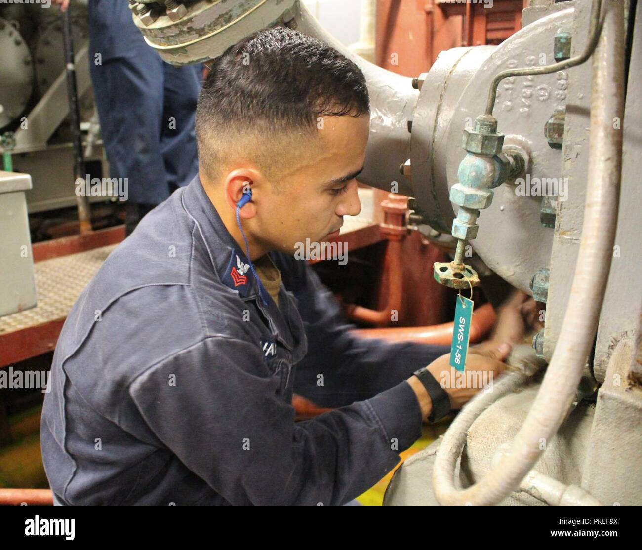 BAHRAIN (21. Juli 2018) Der Maschinist Mate 1. Klasse der Deutschen Vargas Aguirre Reparaturen ein Schiff Klimaanlagen an Bord der geführte Anti-raketen-Zerstörer USS der Sullivans (DDG68). Das Sullivans ist in die USA 5 Flotte Bereich der Maßnahmen zur Unterstützung der Marine im Einsatz für die Stabilität und Sicherheit in der Region zu gewährleisten und verbindet das Mittelmeer und den Pazifischen Raum durch den westlichen Indischen Ozean und drei strategischen Punkten ersticken. Stockfoto