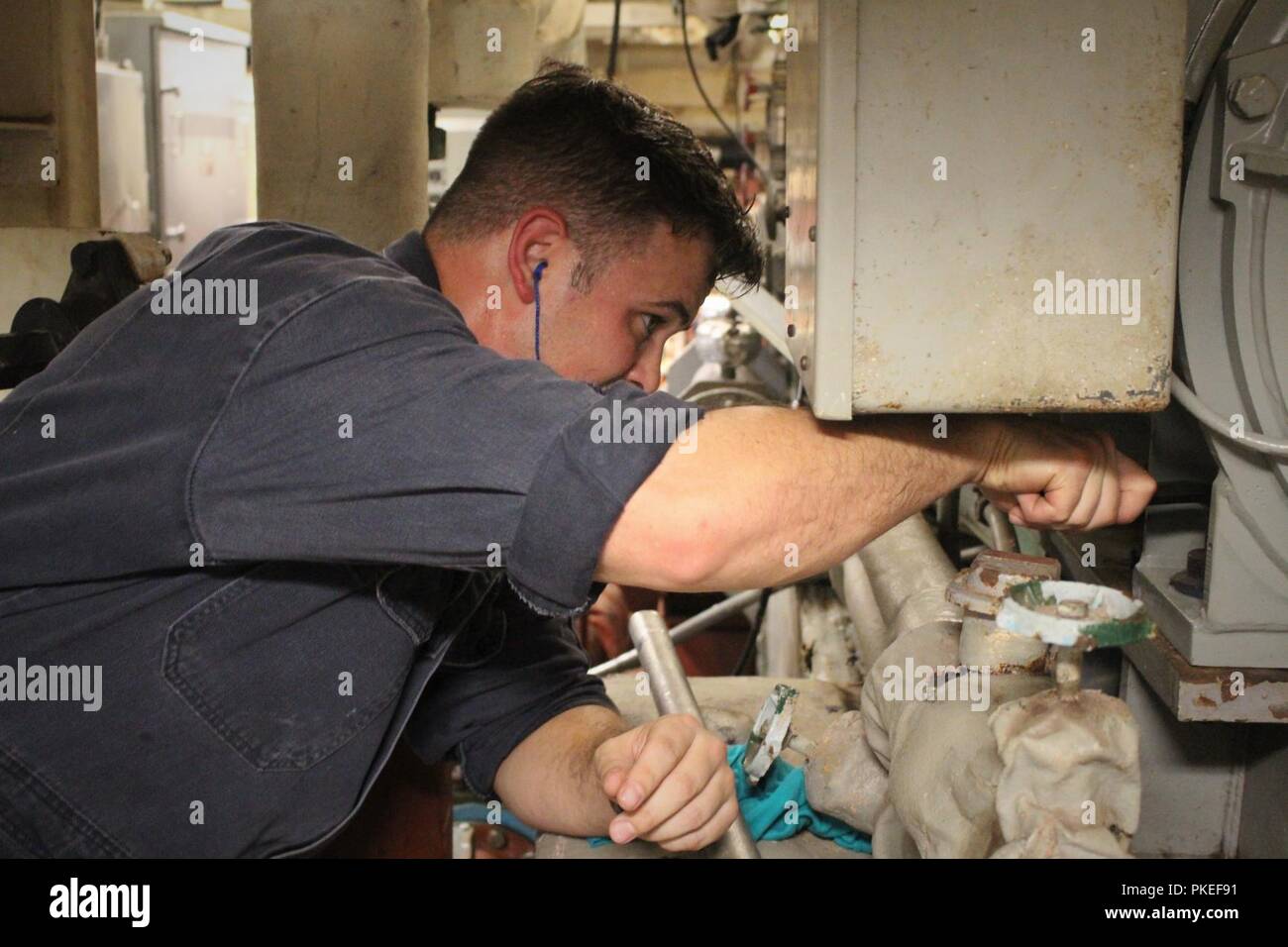 BAHRAIN (21. Juli 2018) 1. Klasse Engineman Loren Callis Reparaturen ein Schiff Klimaanlagen an Bord der geführte Anti-raketen-Zerstörer USS der Sullivans (DDG68). Das Sullivans ist in die USA 5 Flotte Bereich der Maßnahmen zur Unterstützung der Marine im Einsatz für die Stabilität und Sicherheit in der Region zu gewährleisten und verbindet das Mittelmeer und den Pazifischen Raum durch den westlichen Indischen Ozean und drei strategischen Punkten ersticken. Stockfoto