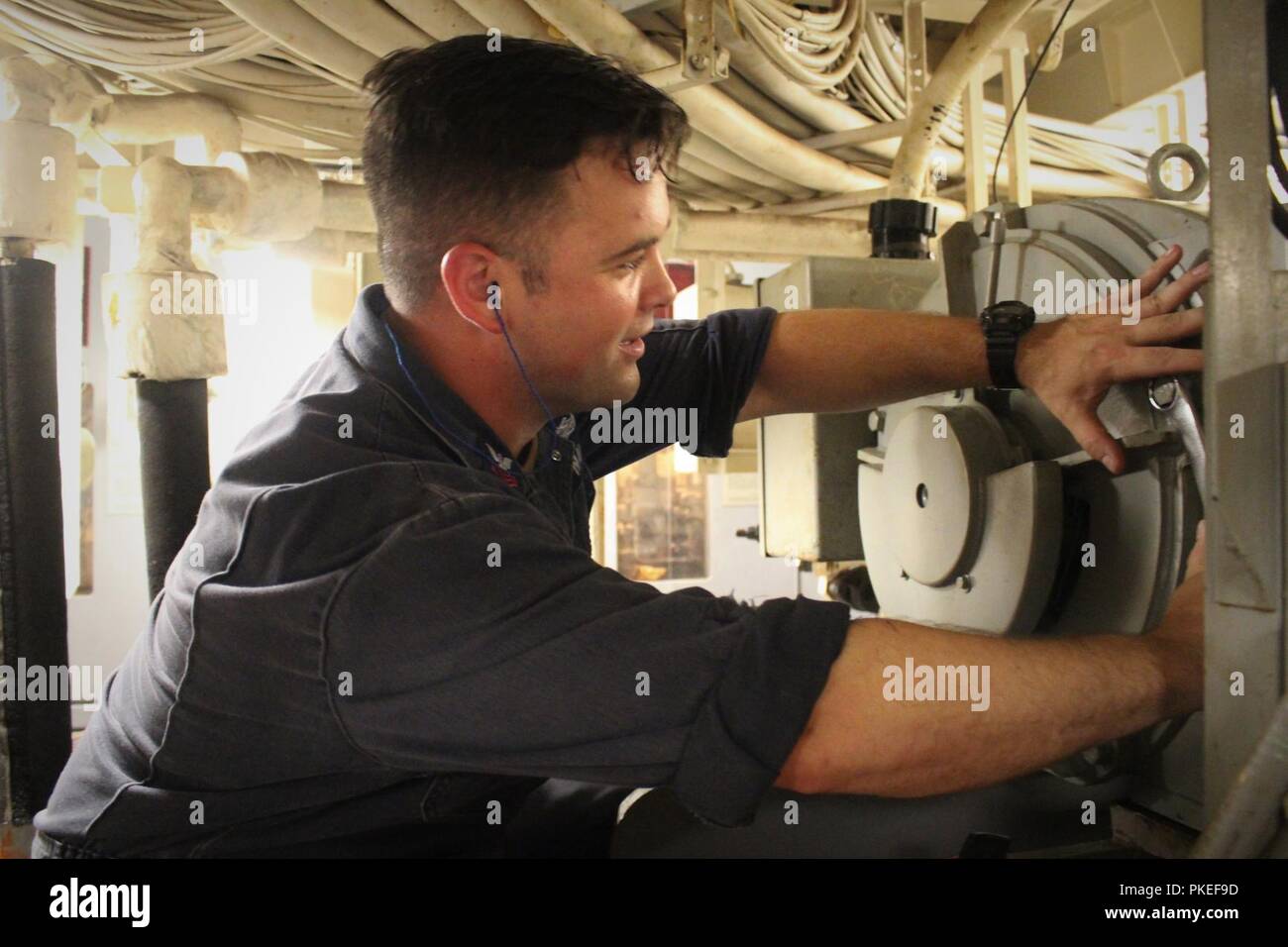 BAHRAIN (21. Juli 2018) 1. Klasse Engineman Loren Callis Reparaturen ein Schiff Klimaanlagen an Bord der geführte Anti-raketen-Zerstörer USS der Sullivans (DDG68). Das Sullivans ist in die USA 5 Flotte Bereich der Maßnahmen zur Unterstützung der Marine im Einsatz für die Stabilität und Sicherheit in der Region zu gewährleisten und verbindet das Mittelmeer und den Pazifischen Raum durch den westlichen Indischen Ozean und drei strategischen Punkten ersticken. Stockfoto
