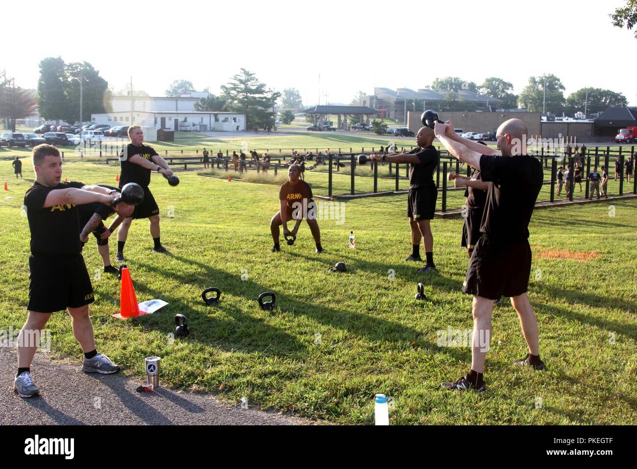 Soldaten aus dem Judge Advocate General Corps durchführen kettlebell Schwingen während Circuit Training hinter Olivenbäumen Gym in Fort Campbell, Kentucky, zum 27. Juli. Die Circuit Training bestand aus neun Gassen und Teams durch die einzelnen während der Morgen körperliches Training gedreht. Stockfoto