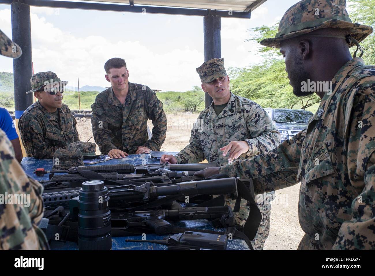 1. Sgt. Rodrigo Casillas, Special Purpose Marine Air-Ground Task Force - südliche Befehl ist Befehl Element zuerst Sergeant, beglückwünscht die Mitglieder der SPMAGTF - Der SC Mobile Training Team auf ihre Leistung der Lehre der Dominikanischen Republik Naval Infantry Advanced Kurs hier, August 2. Die Marinesoldaten und Matrosen von SPMAGTF - SC sind die Zusammenarbeit im Bereich Sicherheit Training und Engineering Projekte Neben partner Nation militärischen Kräfte in Zentral- und Südamerika. Das Gerät ist auch auf Standby humanitäre Hilfe und Katastrophenhilfe im Falle eines Hurrikans oder andere Notfälle zur Verfügung zu stellen.. Stockfoto