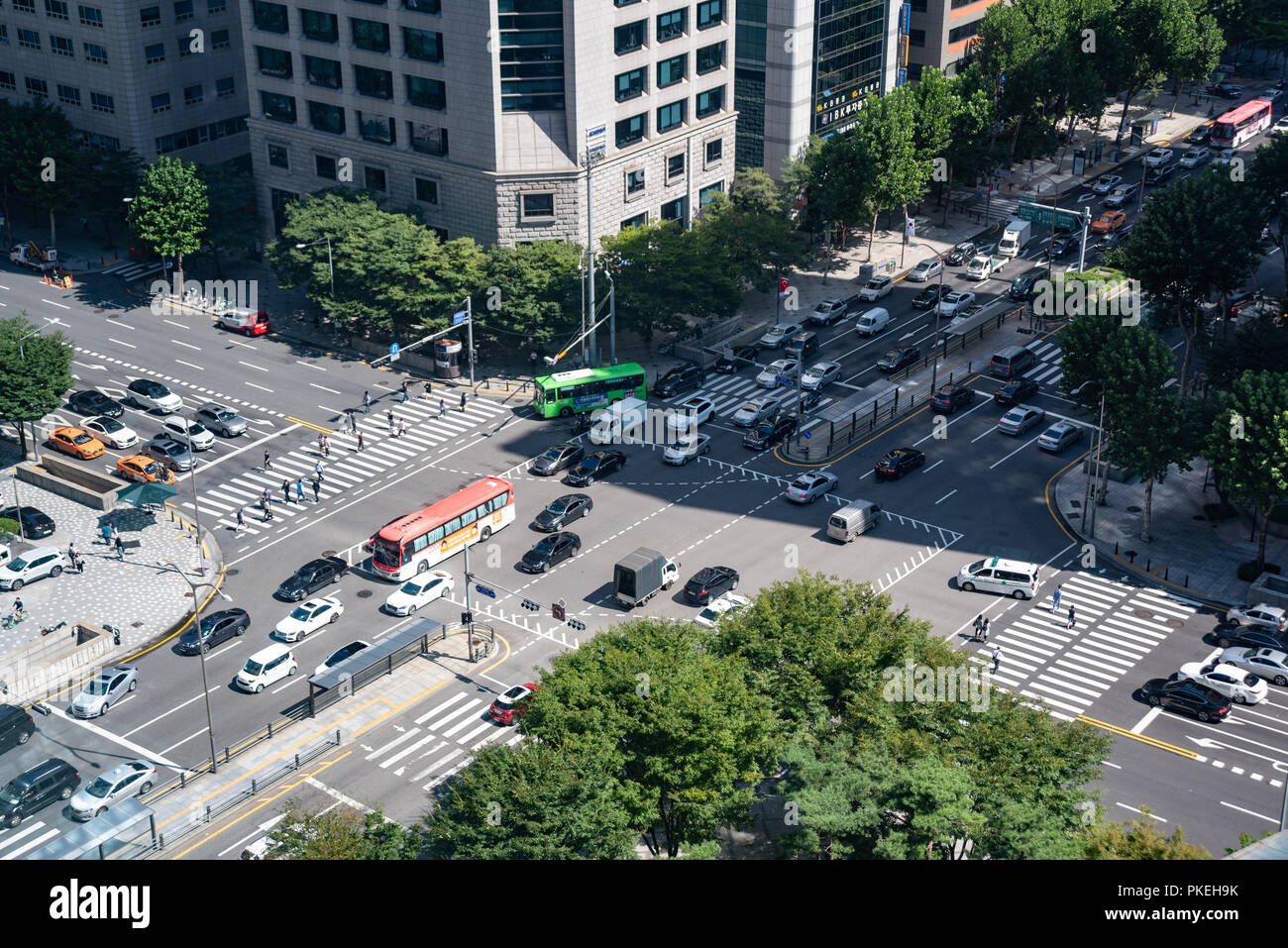 Teheran-ro in Gangnam Seoul, Südkorea - September, 2018: Teheran - ro in Gangnam Seoul. Teheran-ro ist ein Business Hub in Seoul mit vielen Wolkenkratzern Stockfoto