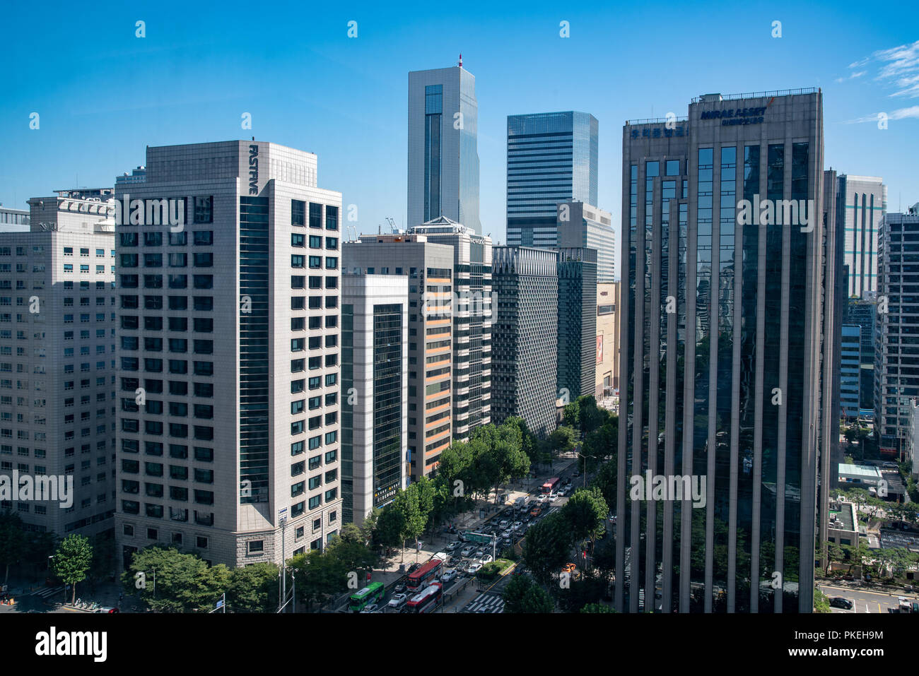 Teheran-ro in Gangnam Seoul, Südkorea - September, 2018: Teheran - ro in Gangnam Seoul. Teheran-ro ist ein Business Hub in Seoul mit vielen Wolkenkratzern Stockfoto