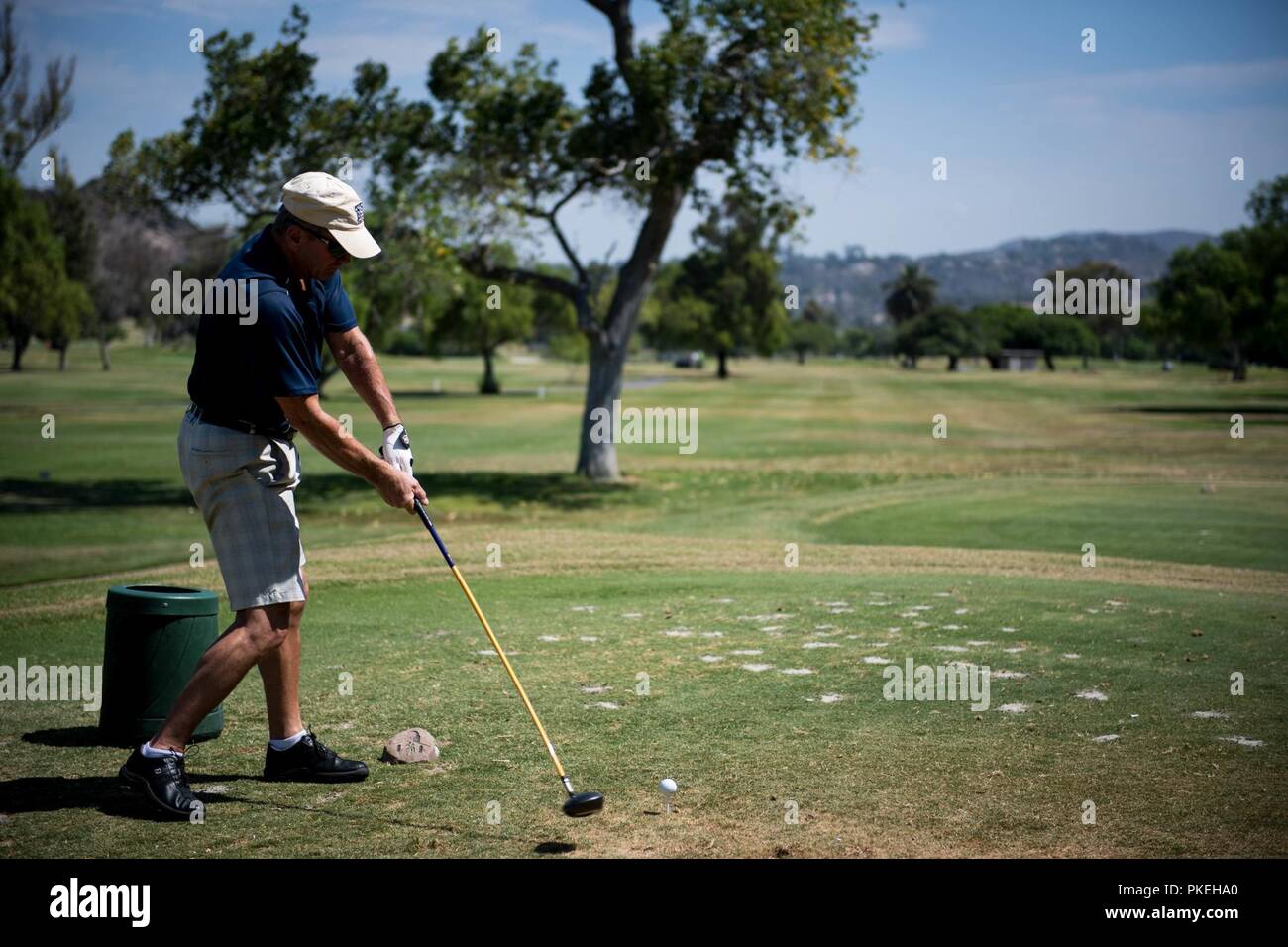 Vice Adm. Rich Brown, Commander, Naval Surface Force, US Pacific Fleet, (CNSP), beteiligt sich an einem Golfturnier während der 37. jährlichen Oberfläche Woche im Admiral Baker Golfplatz in San Diego. Oberfläche Woche ist eine langjährige Tradition zur Schau zu beruflichen und sportlichen Fähigkeiten bei gleichzeitiger Förderung der Kameradschaft und Teambuilding unter der Oberfläche. Stockfoto