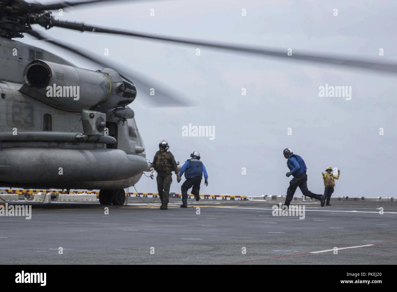 MINDANAO MEER - U.S. Navy Segler und US-Marines mit der Essex Amphibious Ready Group (ARG) und dem 13 Marine Expeditionary Unit (MEU) Ein CH-53E Super Stallion vorbereiten mit Marine Medium Tiltrotor Squadron 166 verstärkt, 13 Marine Expeditionary Unit (MEU), zum Abflug an Bord der Wasp-Klasse amphibisches Schiff USS Essex (LL 2) während der Durchführung von Such- und Rettungsaktionen während einer planmäßigen Einsatz der Essex ARG und 13. MEU, 11. August 2018. Das Essex ARG/13 MEU ist derzeit auf dem Siebten Flotte Bereich der Operationen eingesetzt. (U. Us Marine Corps Stockfoto