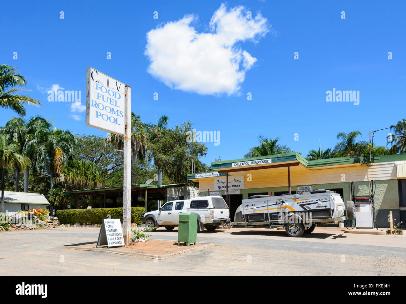 4X4 Auto abschleppen ein Avan cruiseliner Dekor off-road trailer Tanken bei chillagoe Roadhouse, chillagoe Tourist Village, Nord Queensland, Queensland, Australien Stockfoto