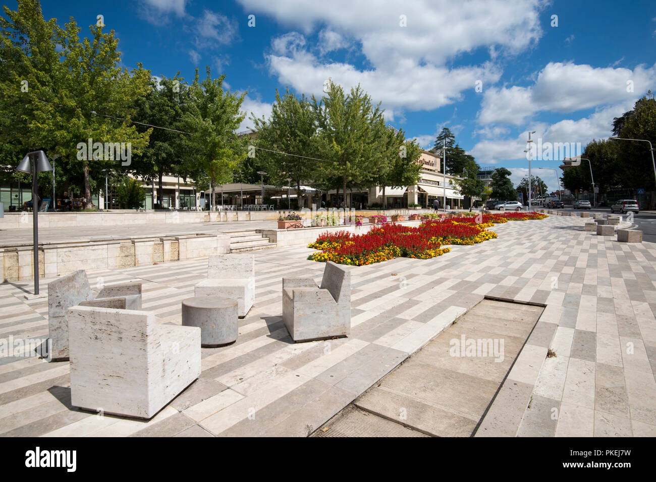 Einem sonnigen Sommertag in der Piazza Italia in Chianciano Terme, Toskana Italien Europa EU Stockfoto