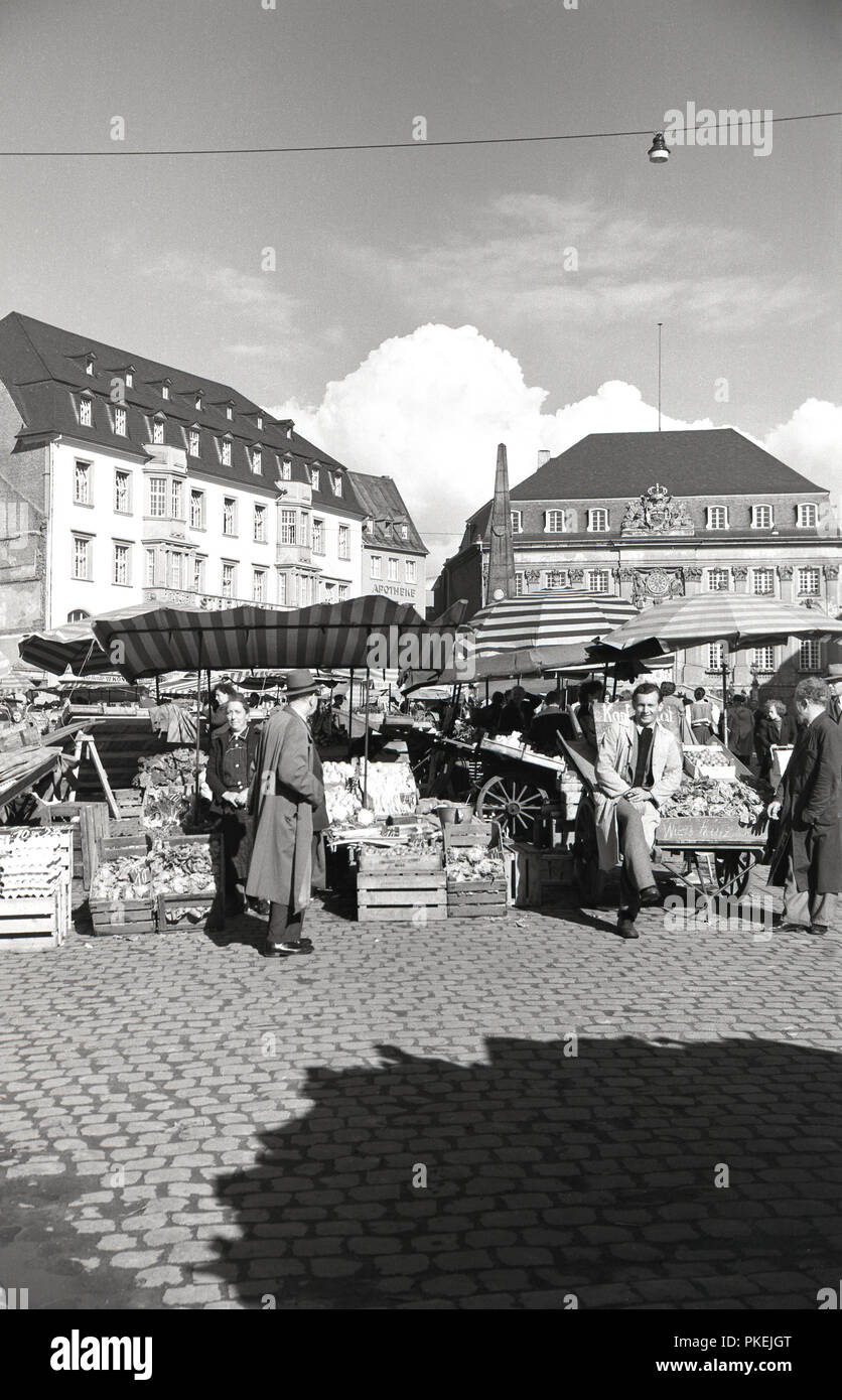1950, historische, Nachkriegszeit, Käufer an ein Open-air-Markt in einem breiten gepflasterten Straße in Köln, Deutschland. Stockfoto
