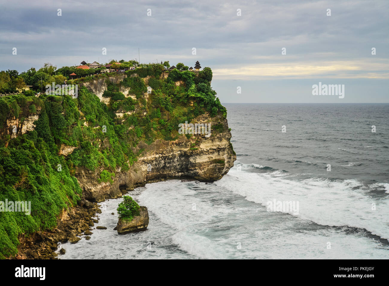 Pura Luhur Uluwatu Tempel, Bali, Indonesien. Erstaunliche Landschaft - Klippe mit blauem Himmel und Meer Stockfoto