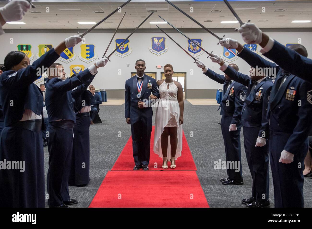 Technische sergeants feiern ihre Auswahl für Master Sergeant während eines Senior NCO Induktion Zeremonie in Barksdale Air Force Base, La., 10.08.2018. Stockfoto