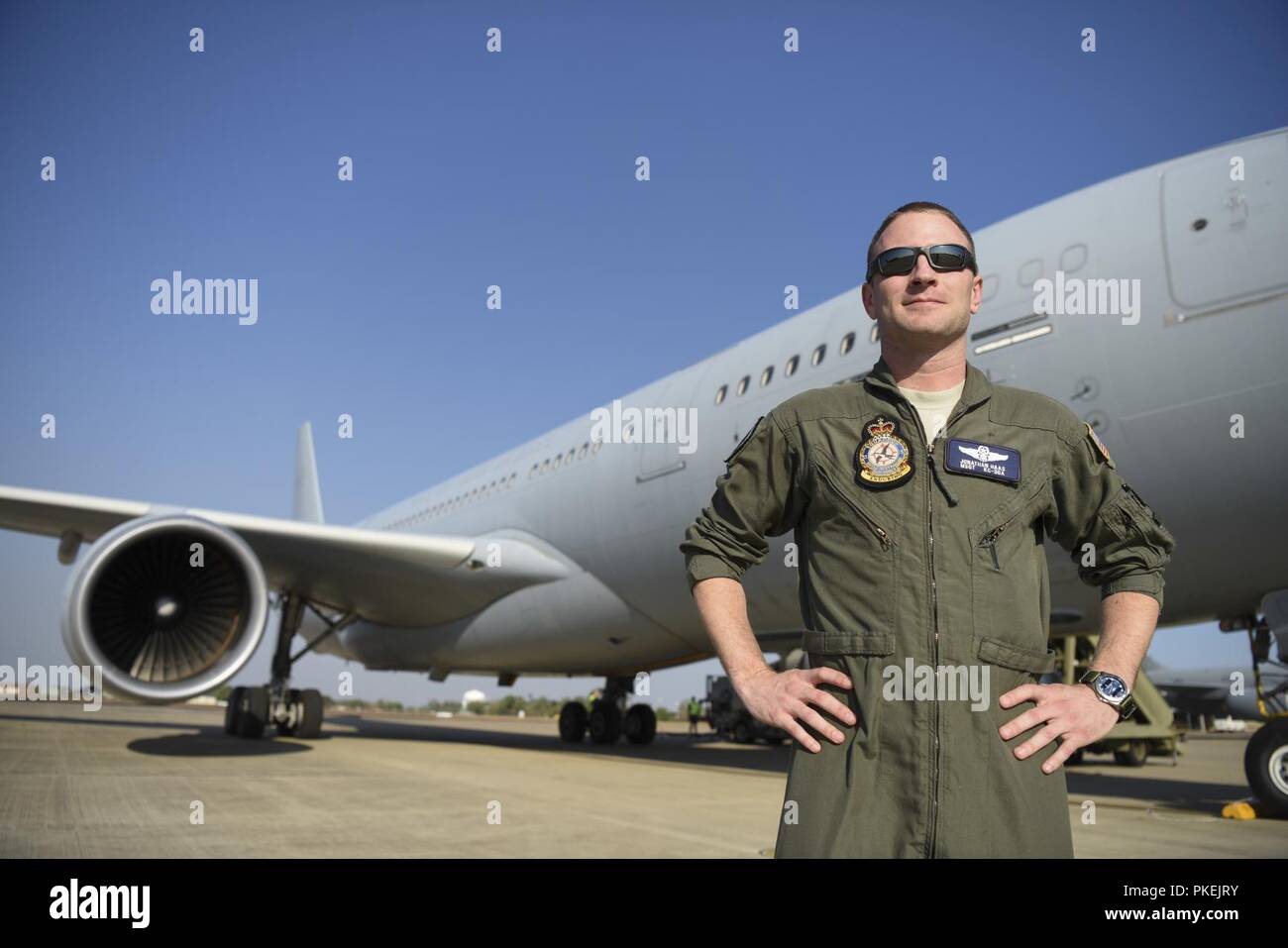 Us Air Force Master Sgt. Jonathan Haas, Royal Australian Air Force 33 Geschwader KC-30 ein Multi-Role Tanker Transport - auftanken Operator, posiert für ein Foto bei RAAF Base Darwin, Australien, Nov. 8, 2018. Haas hat die letzten zwei Jahre auf der Grundlage von RAAF Base Amberley, Australien verbracht haben, gedient als Ausbilder im USAF militärisches Personal Exchange Programm. Stockfoto