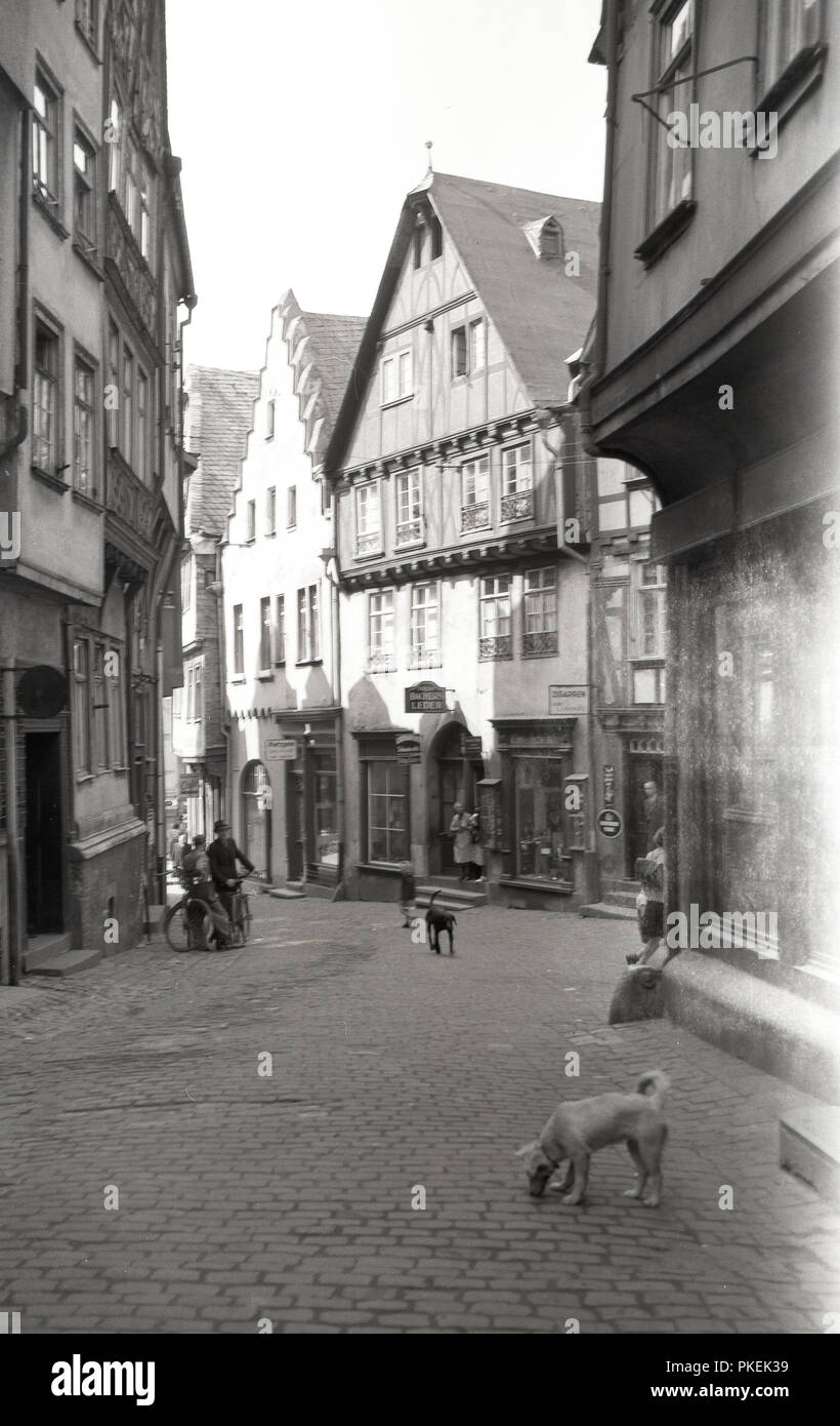 1950, historische, Nachkriegszeit, gepflasterten Straße in Köln, Deutschland mit einigen Überlebenden alten Gebäuden, Stockfoto
