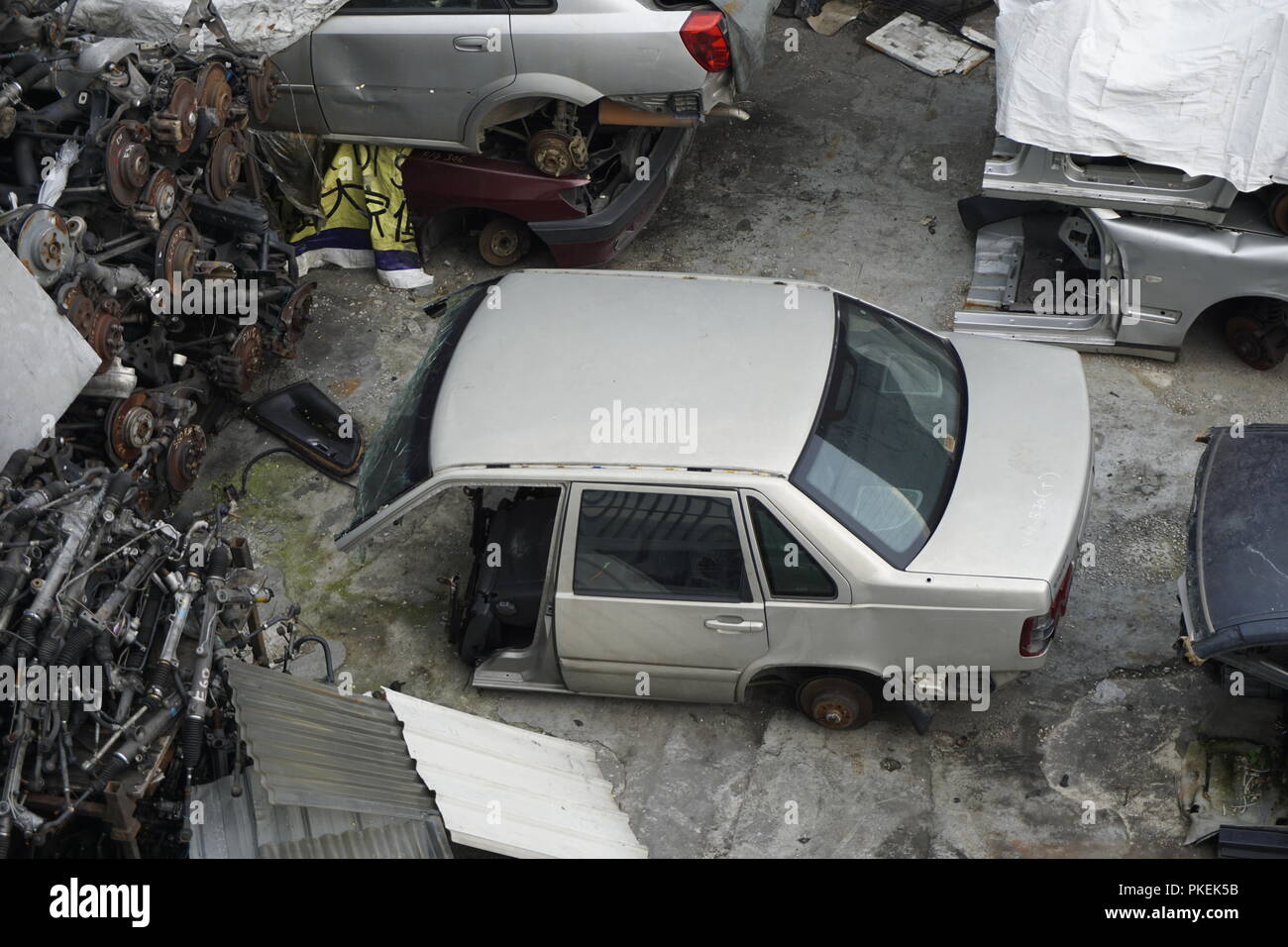 Kereta potong, Auto für illegale Schnitt und Montage am Fahrzeug auf einem backstreet Workshop in Malaysia melden Sie Stockfoto