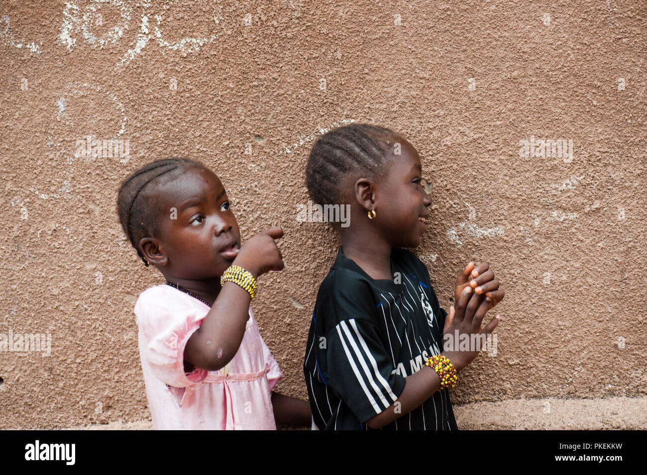 Mali, Afrika - ca. August 2009 - Zwei schwarzen afrikanischen Schwestern Spaß in einem ländlichen Gebiet lebt in der Nähe von Bamako Stockfoto