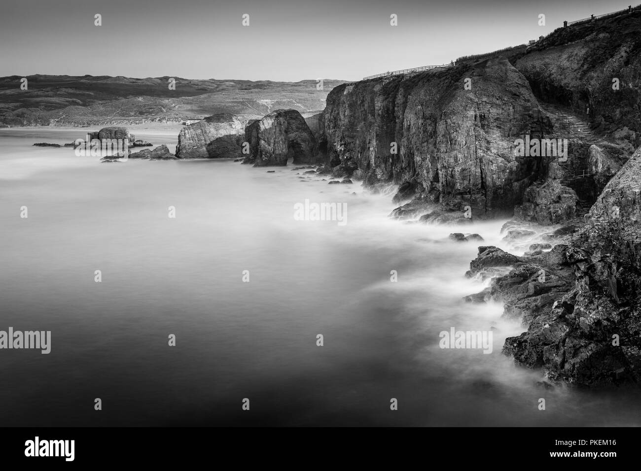 Die zerklüftete Küstenlinie, Perranporth Cornwall Stockfoto